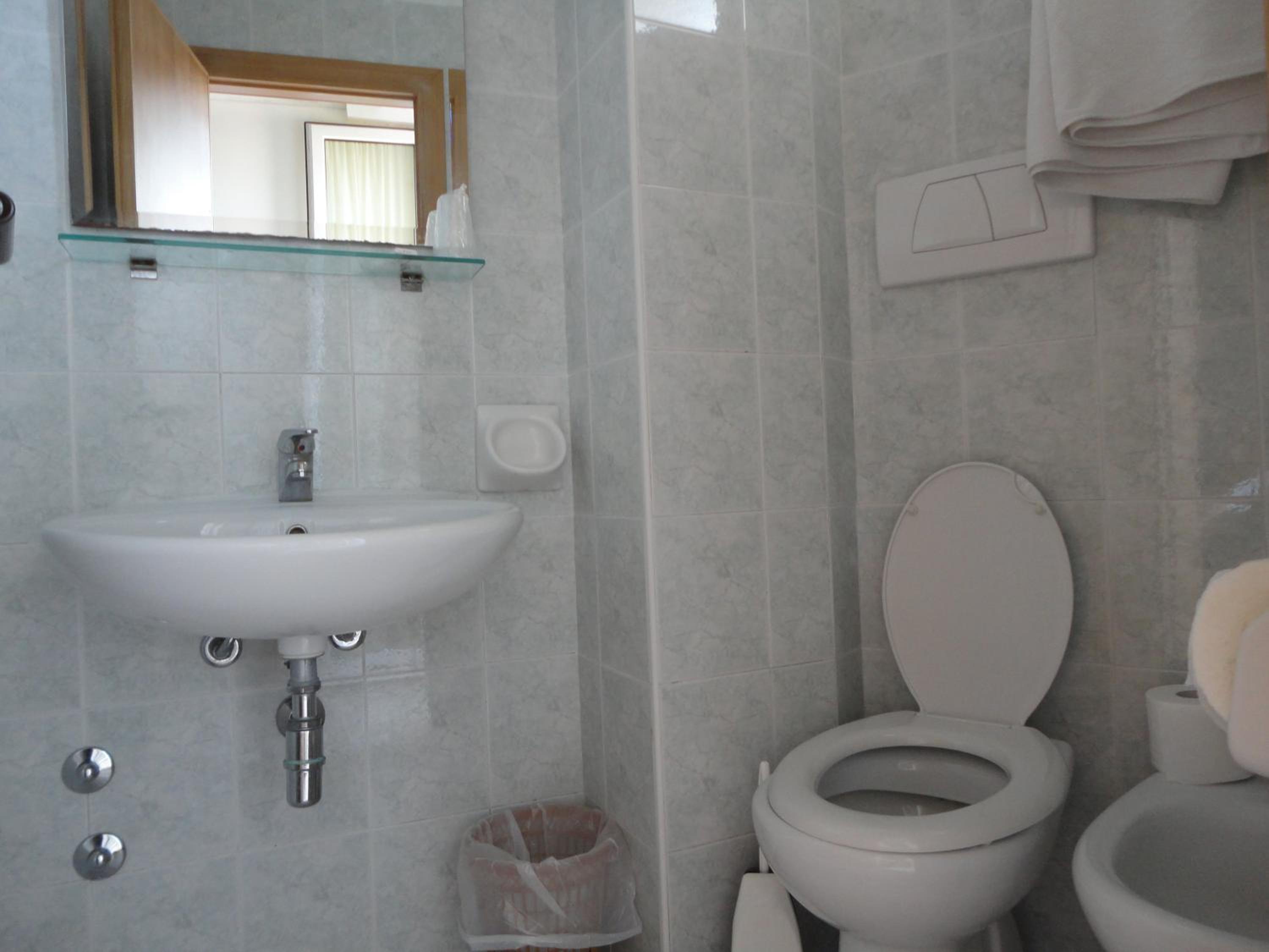 Double or Twin Room with Balcony - Photo 10