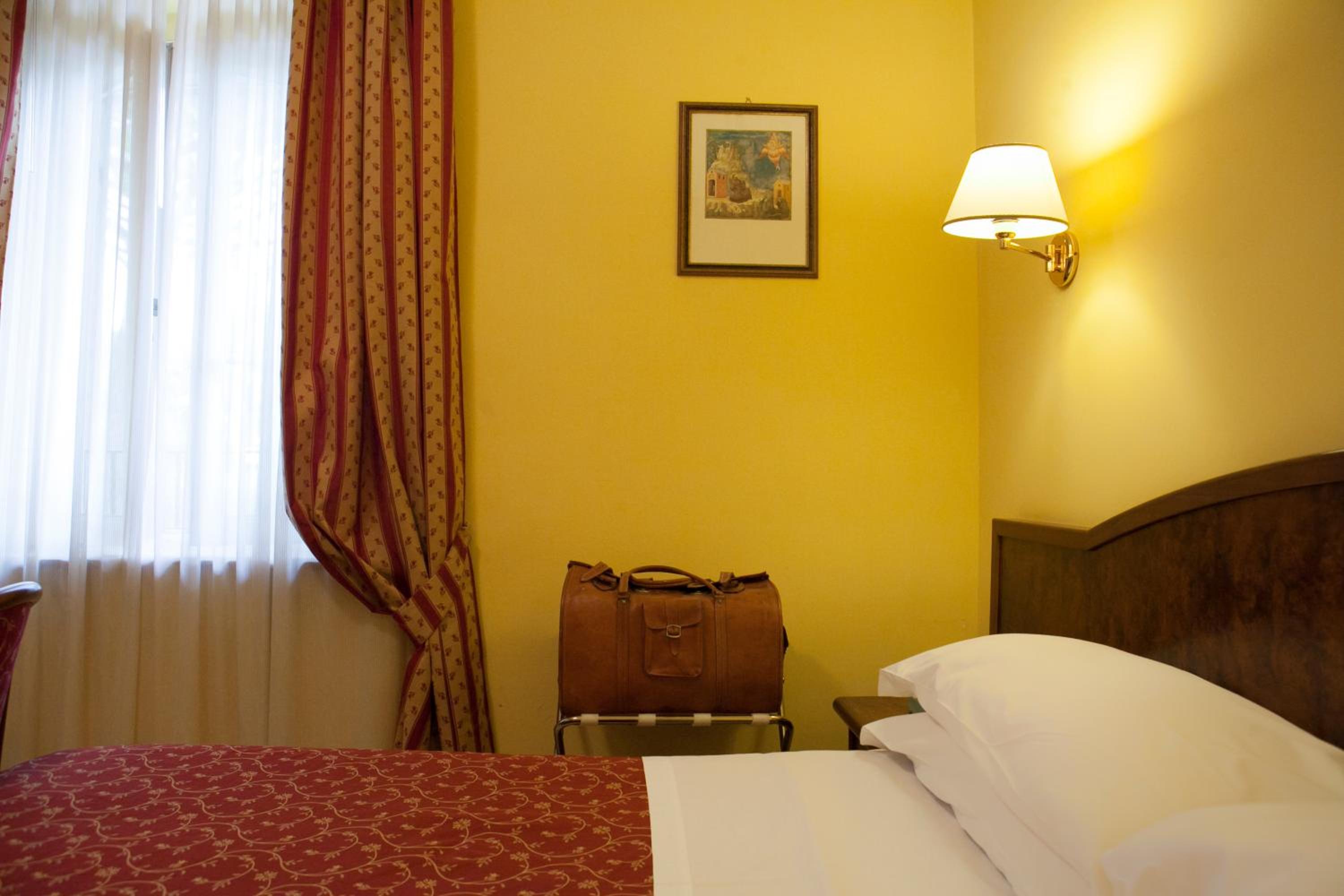 Standard Double Room - Photo 2