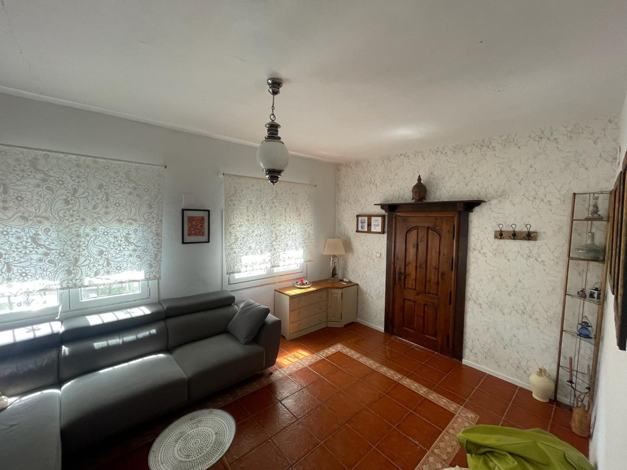 Five-Bedroom House photo 3