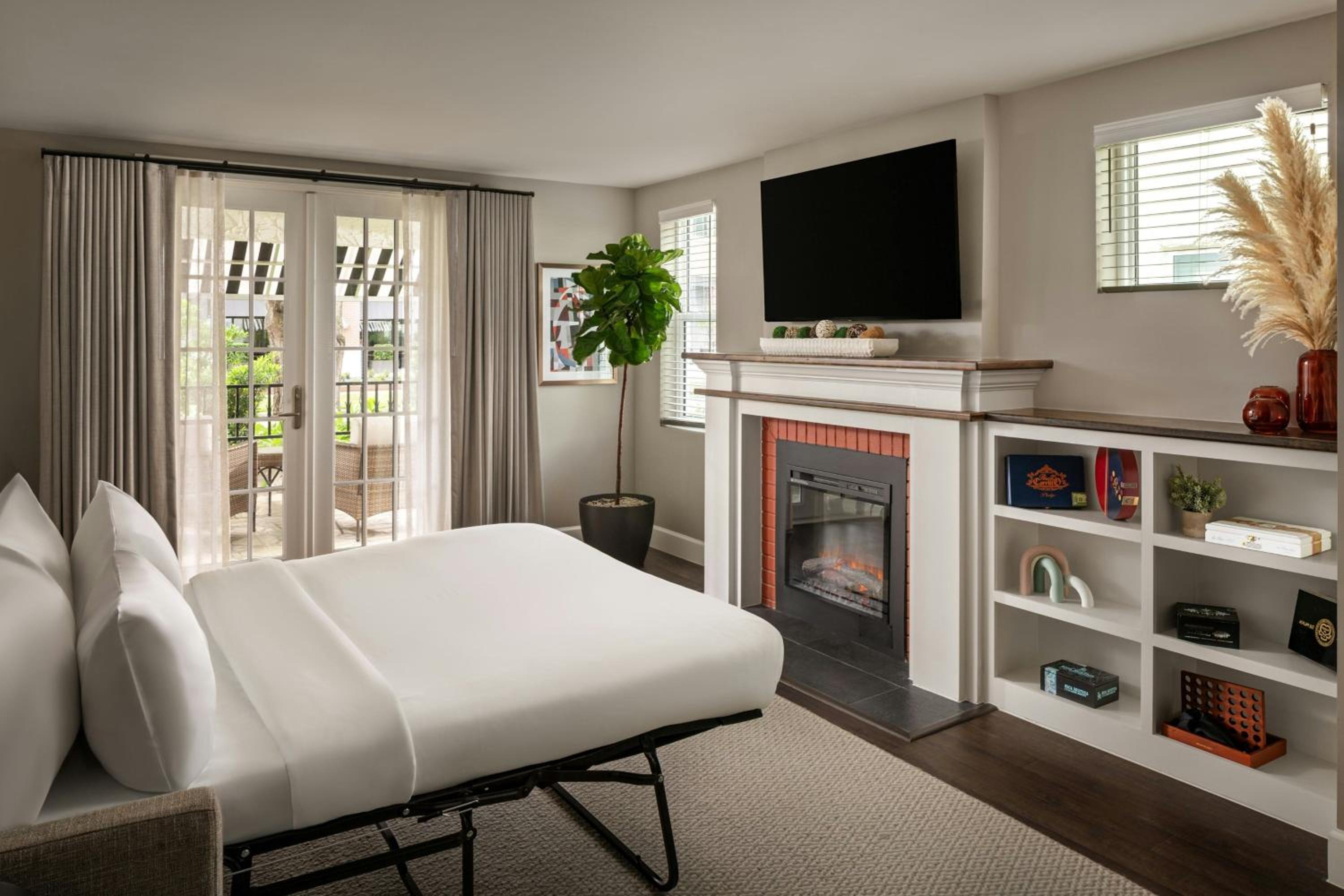 One-Bedroom King Apartment with Sofa Bed