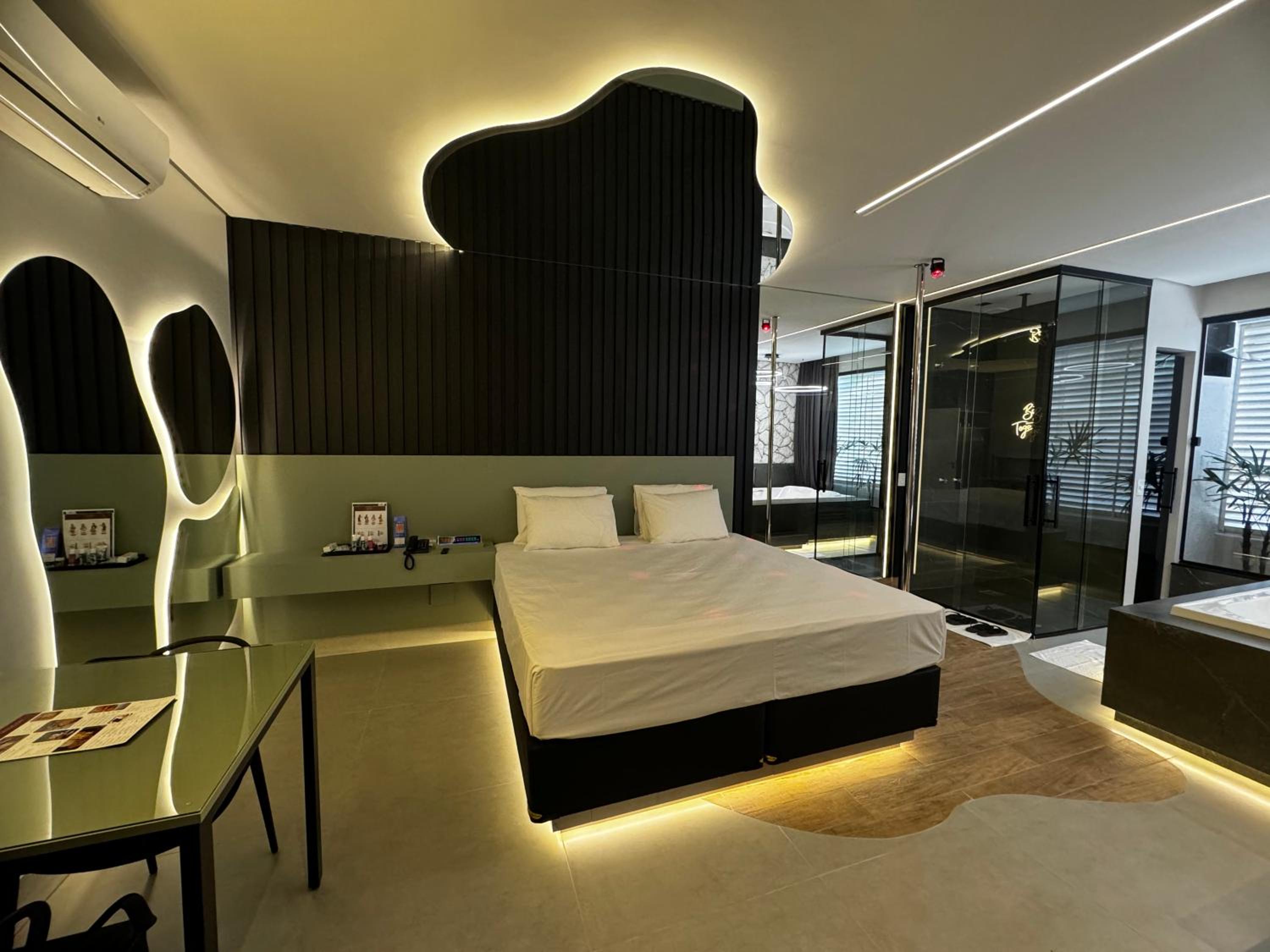 Superior King Suite photo 2