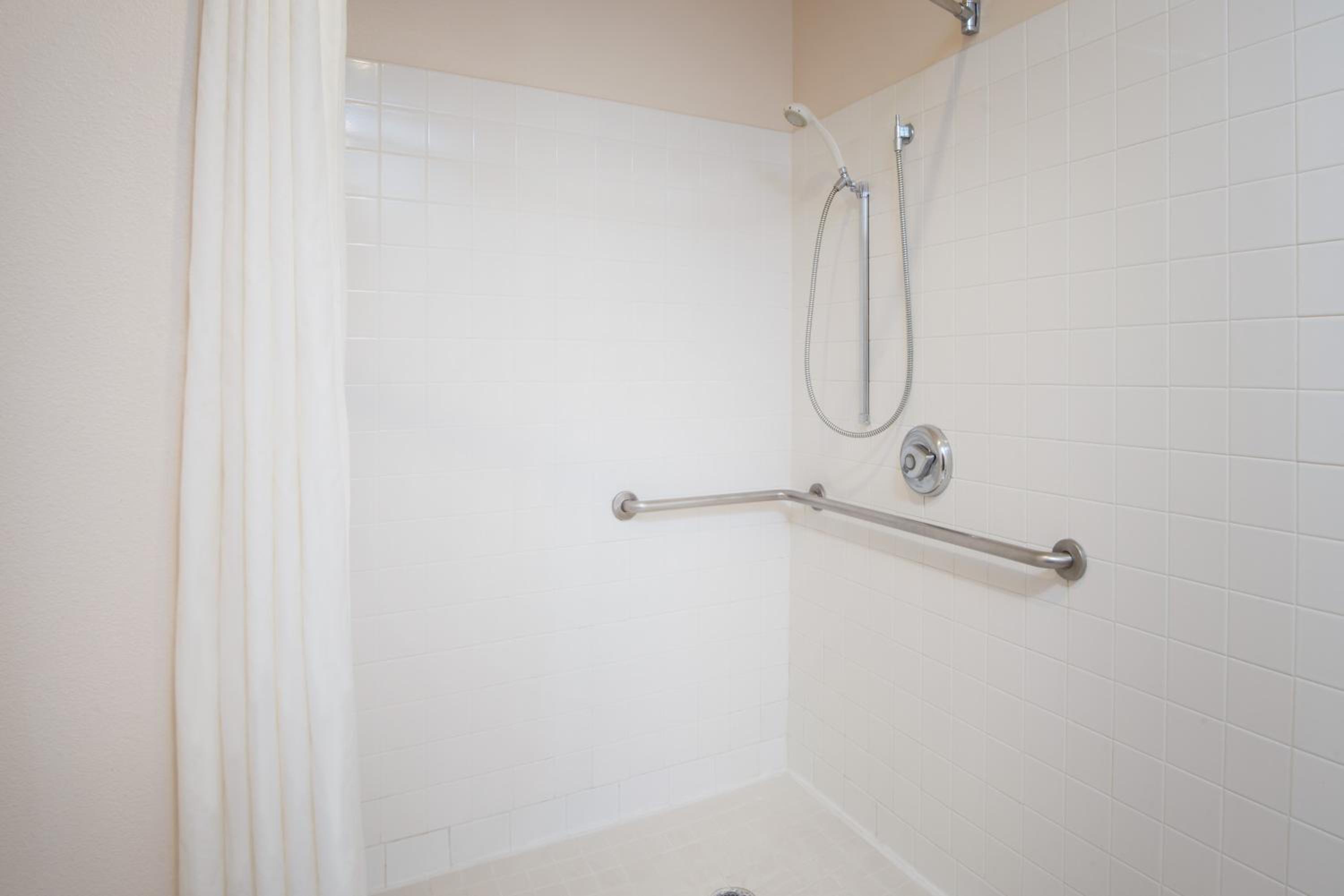Queen Room - Mobility Access/Smoking photo 3