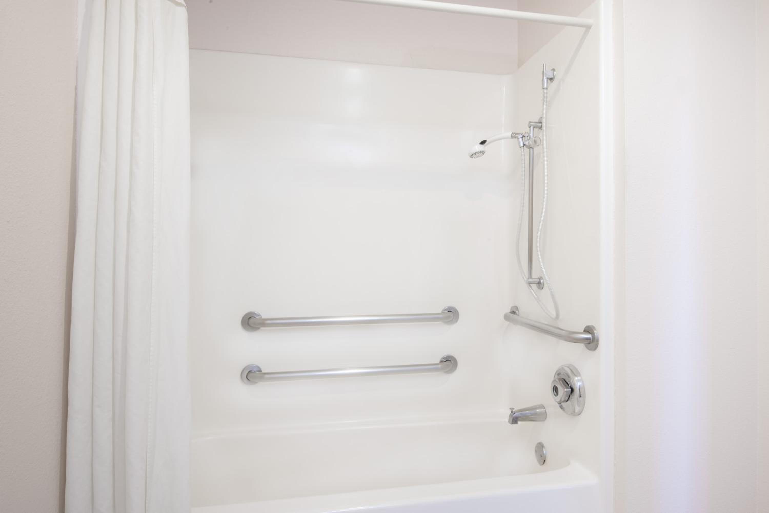 Queen Room - Disability Access - Non-Smoking photo 3