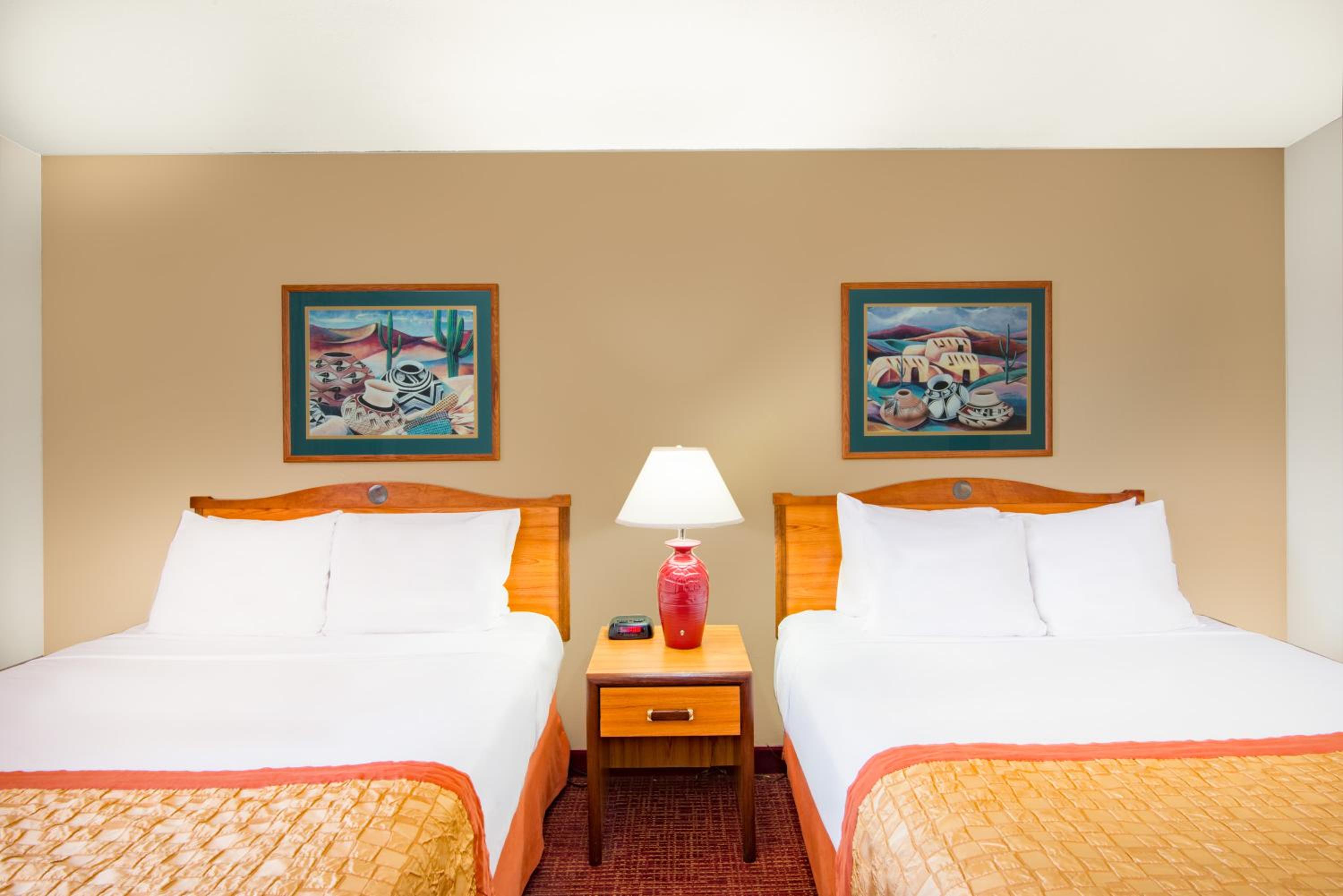 Queen Room with Two Queen Beds - Non-Smoking photo 2