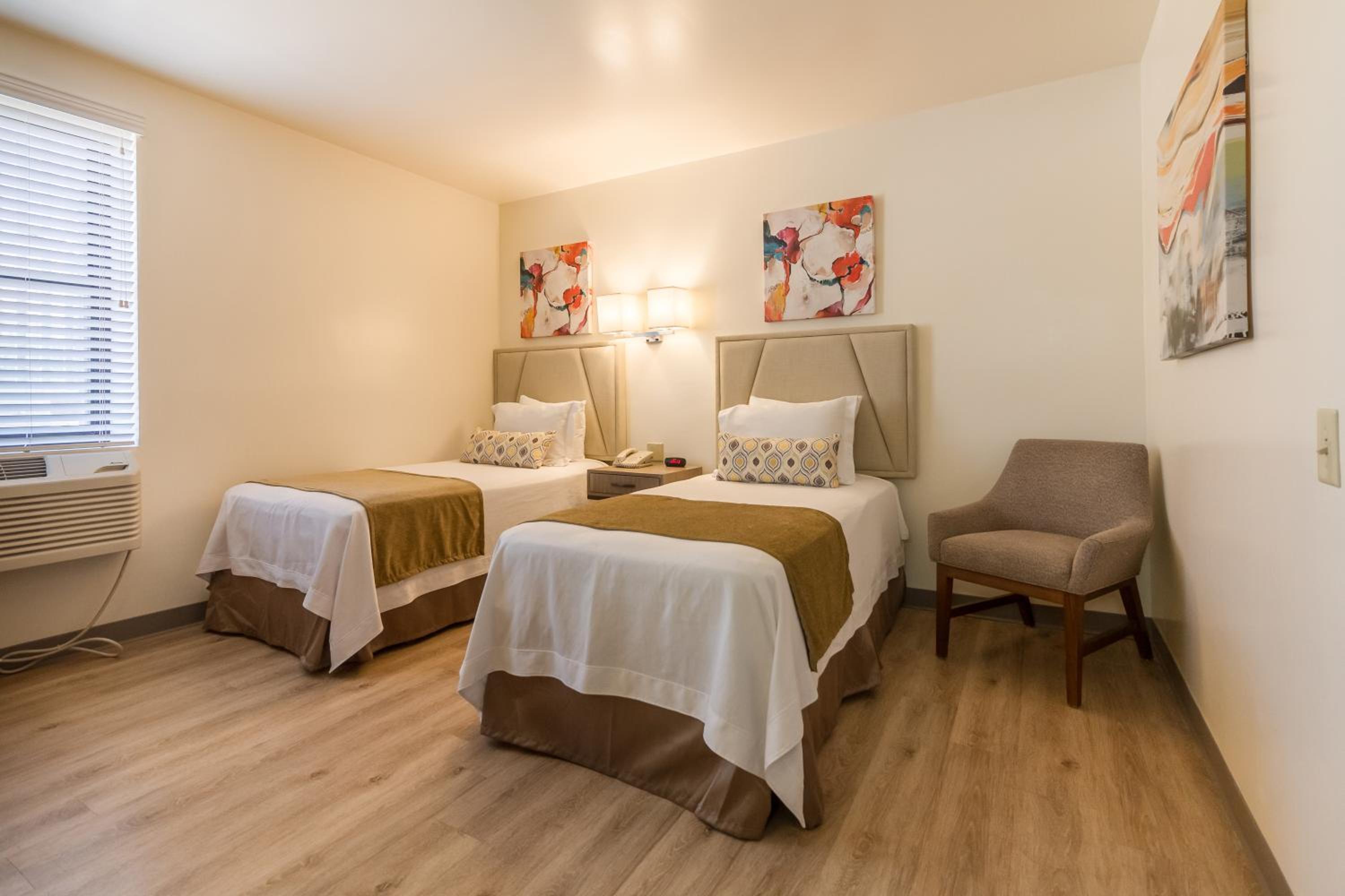 Twin Room with Two Twin Beds photo 2