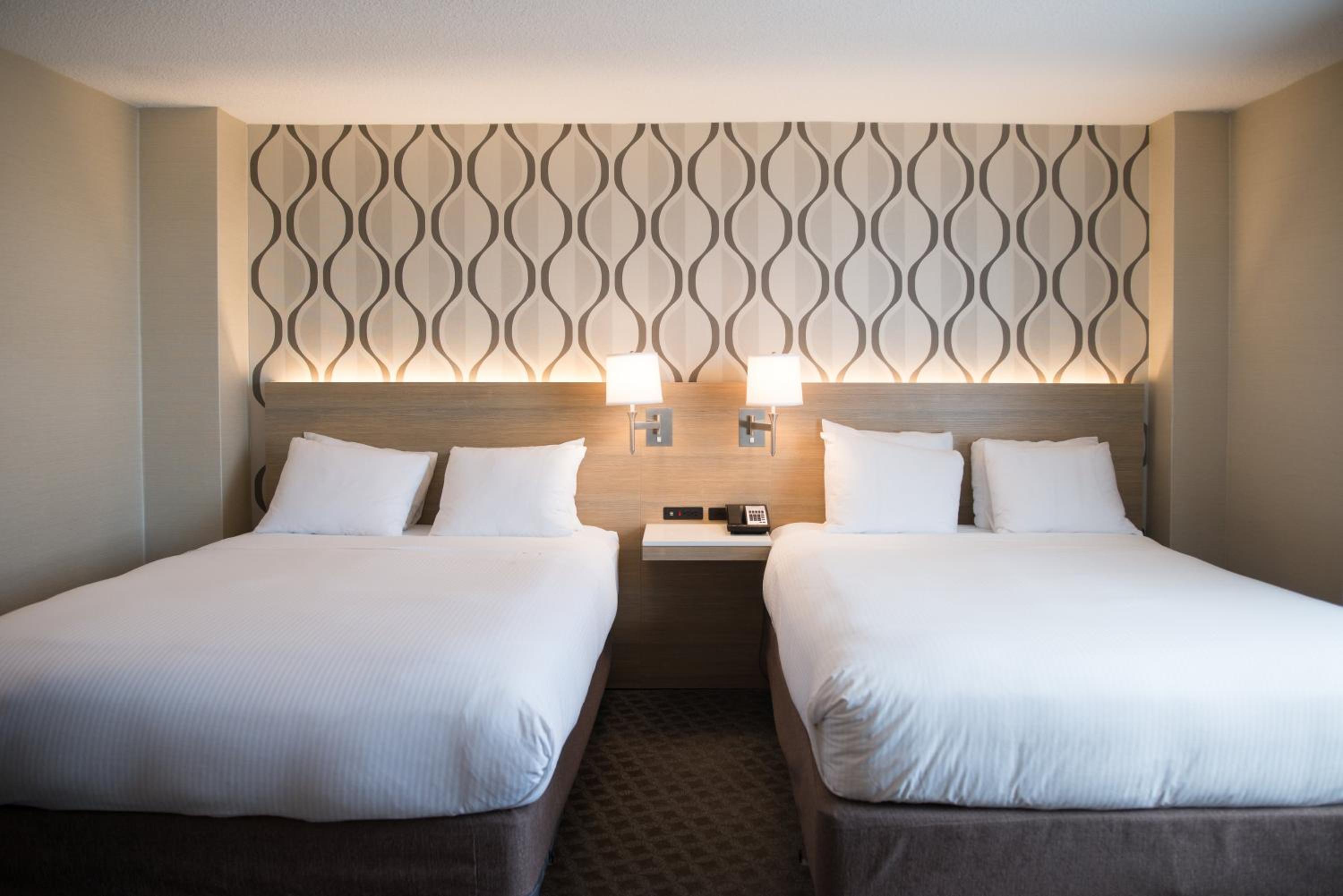 Queen Room with Two Queen Beds - Non-Smoking photo 3