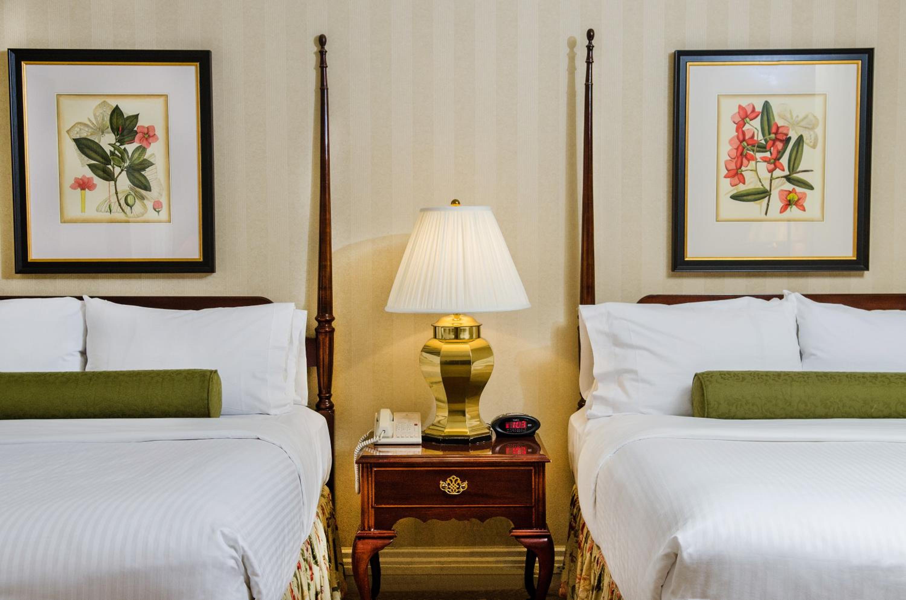 Standard Queen Room with Two Queen Beds - Photo 3