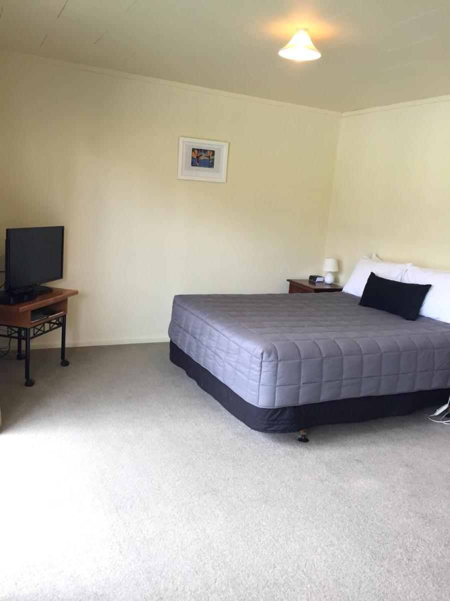 Large Family Room photo 2