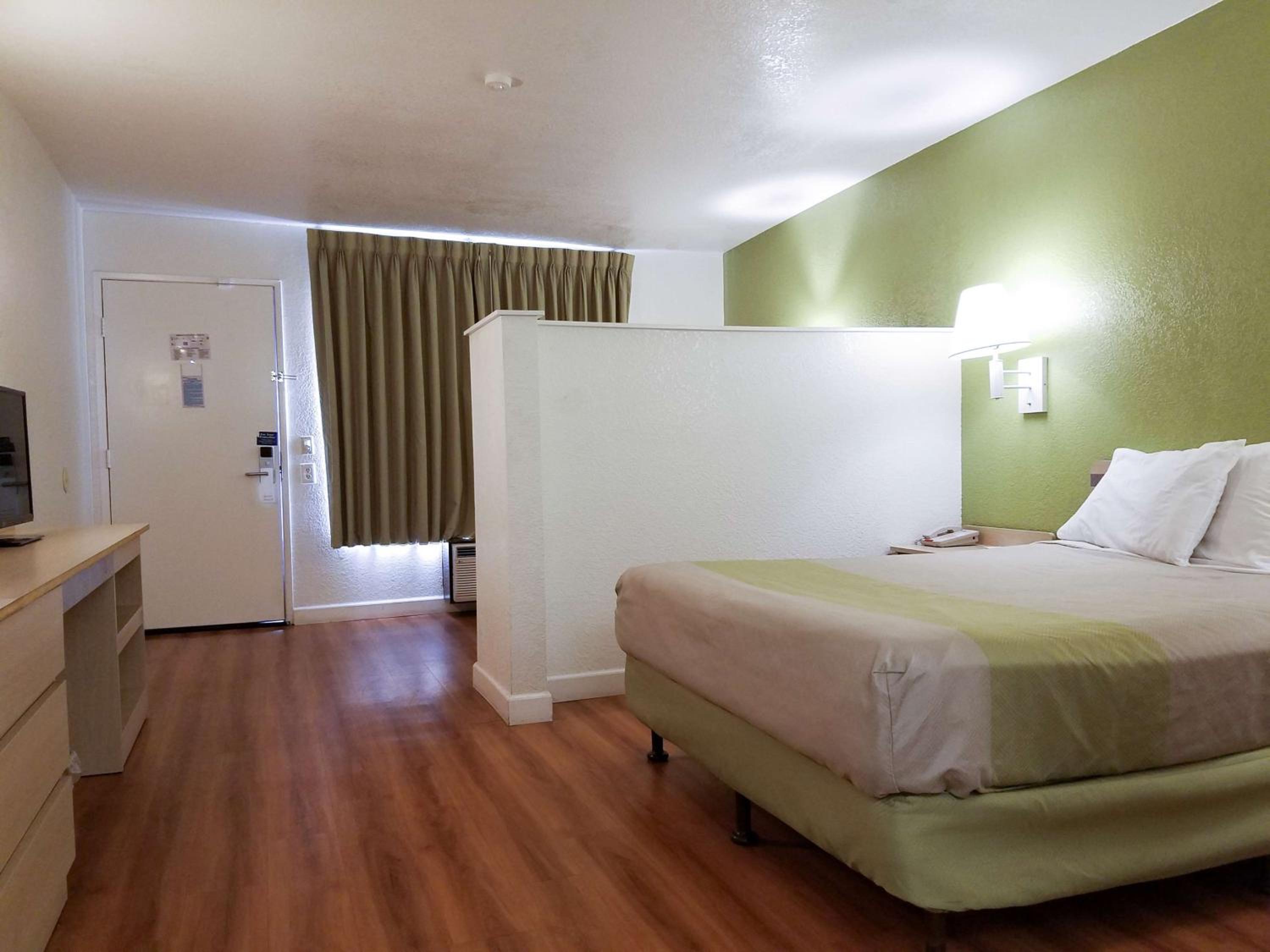 Queen Room - Non-Smoking - Photo 7