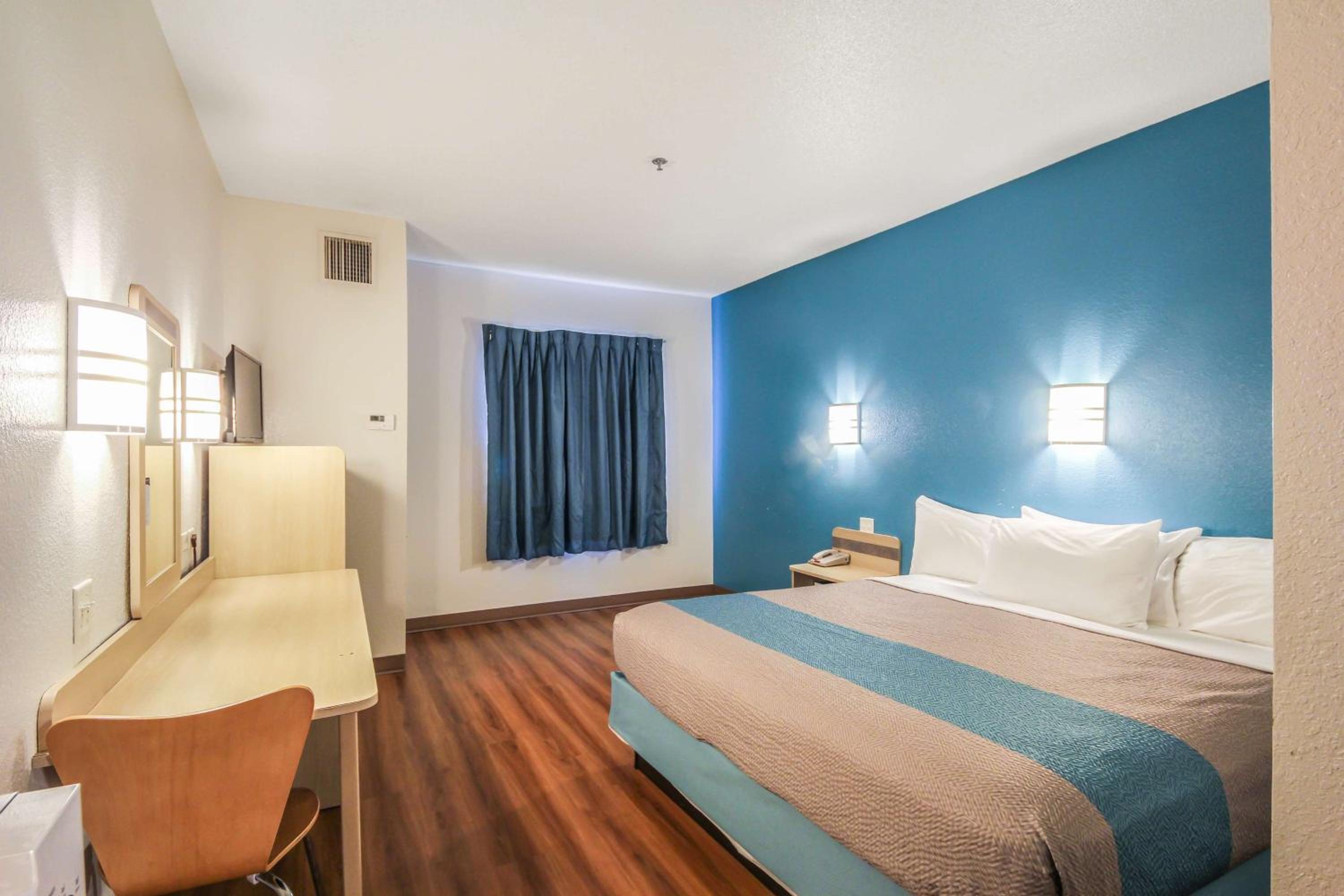 Deluxe King Room - Non-Smoking - Photo 1