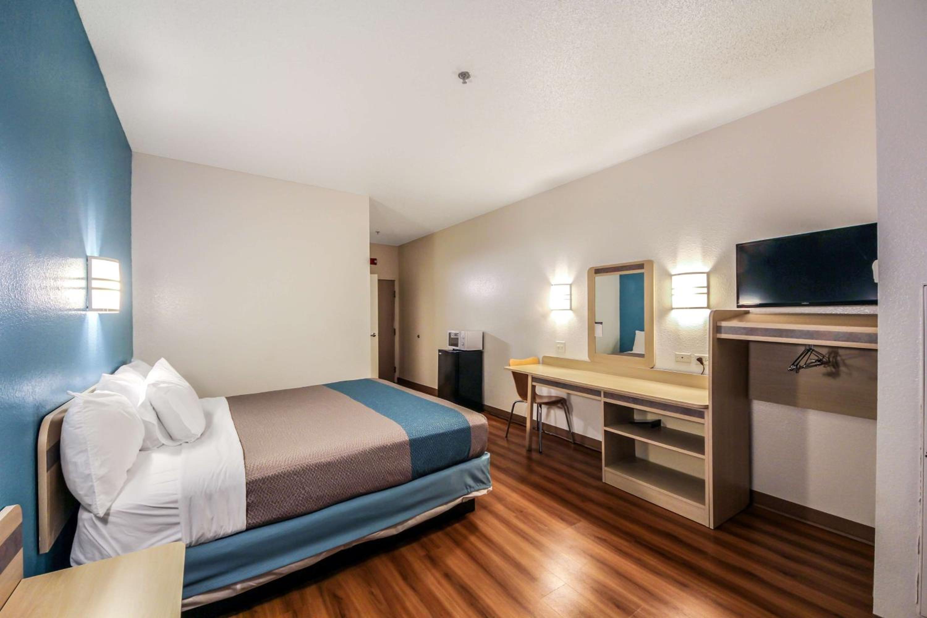 Deluxe King Room - Non-Smoking - Photo 10