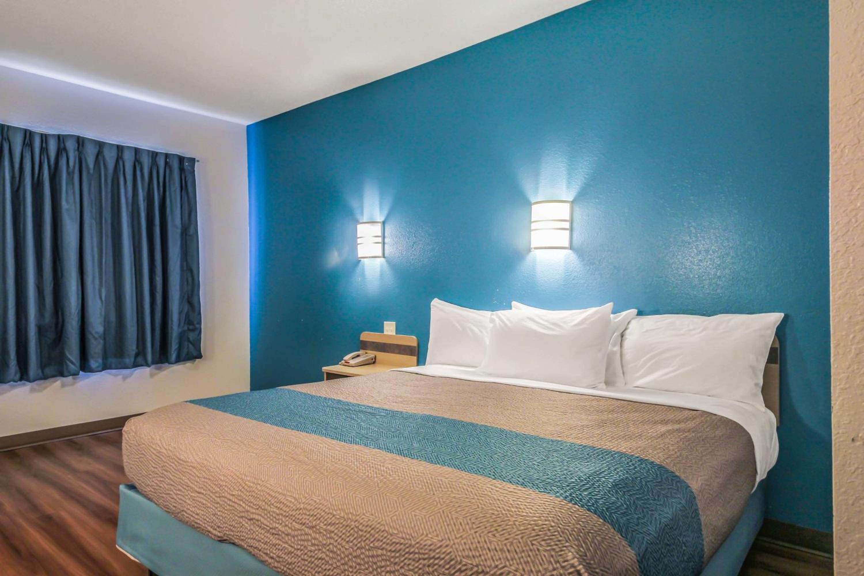 Deluxe King Room - Non-Smoking - Photo 3