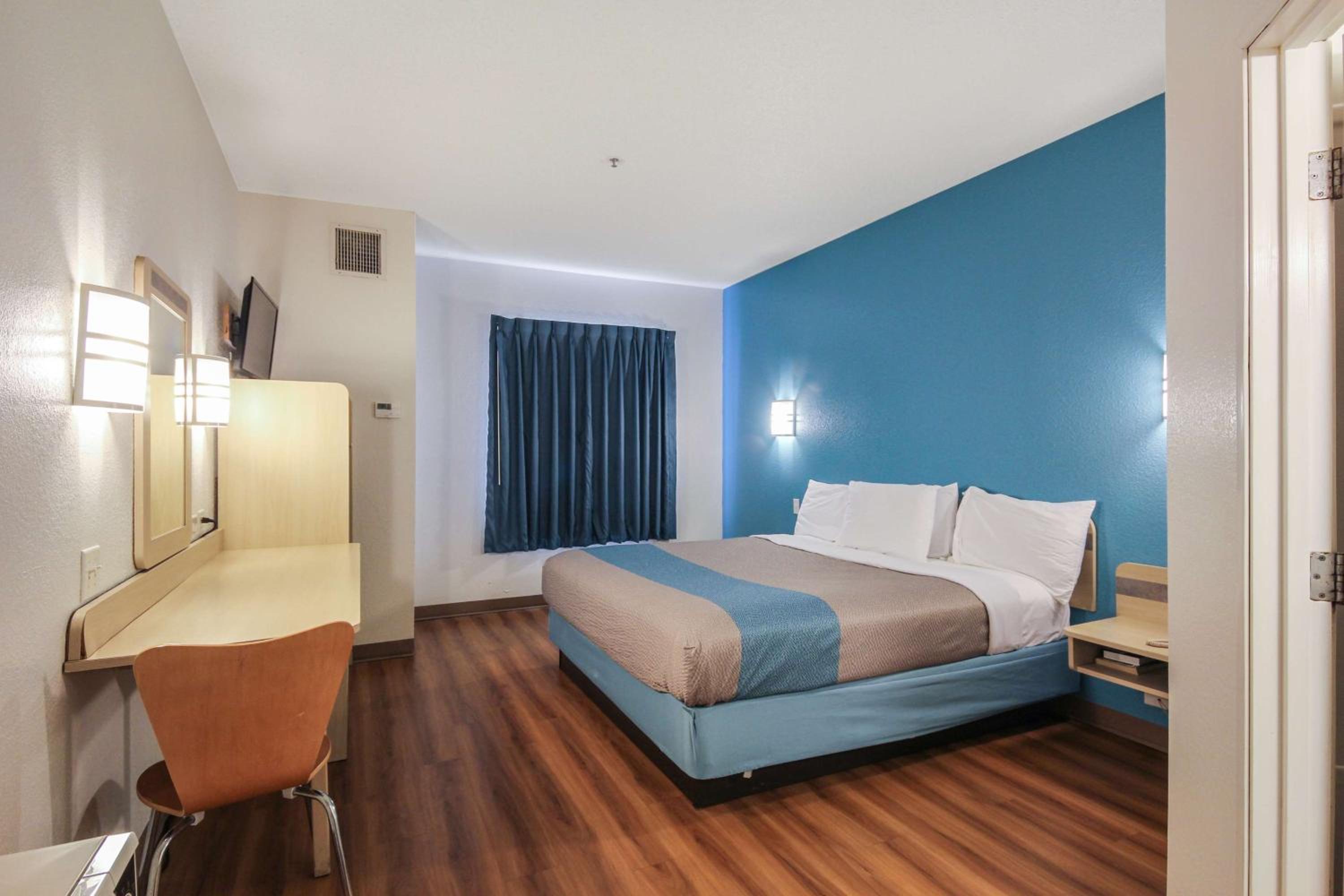 Deluxe King Room - Non-Smoking - Photo 4