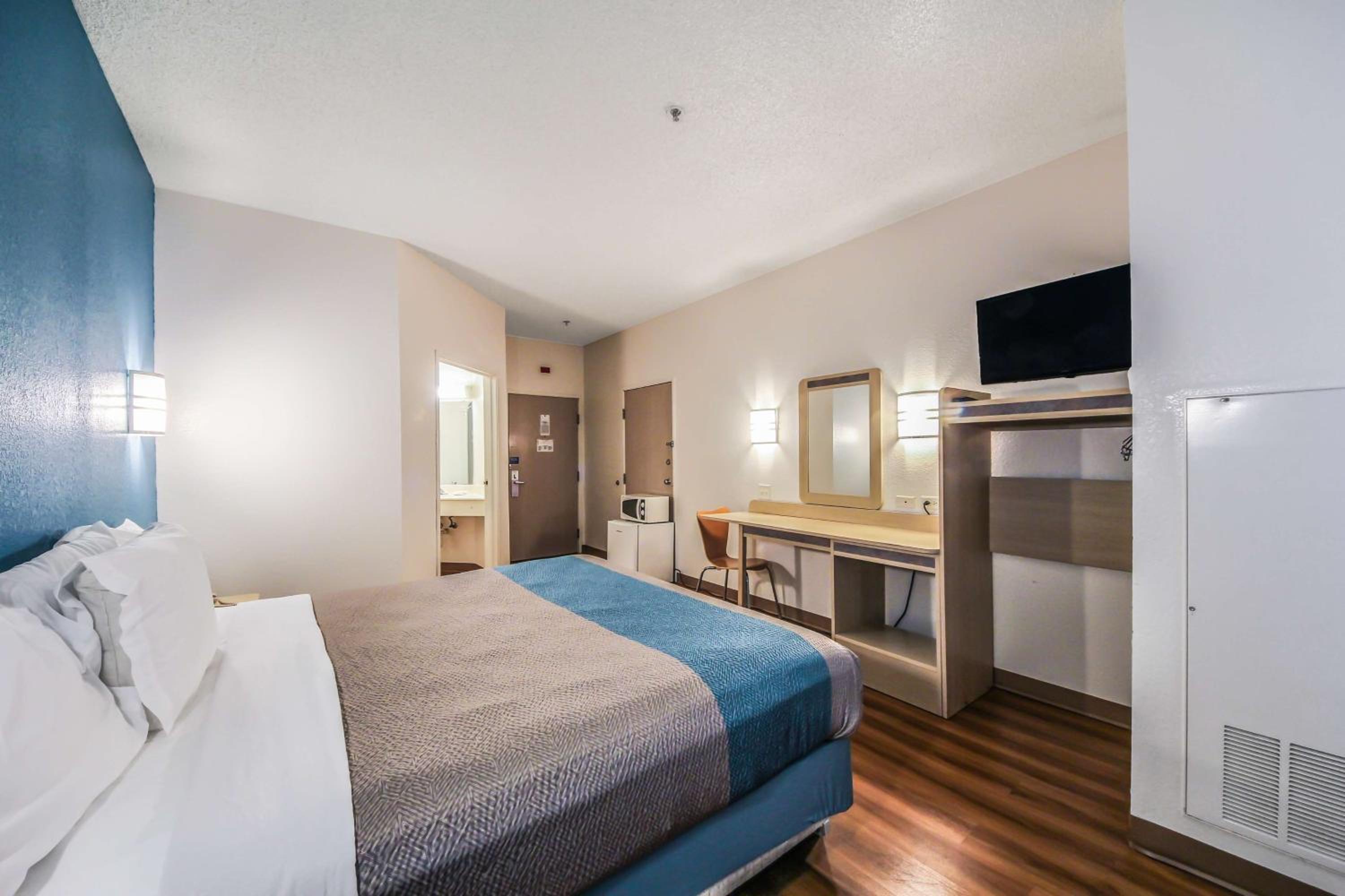 Deluxe King Room - Non-Smoking - Photo 9