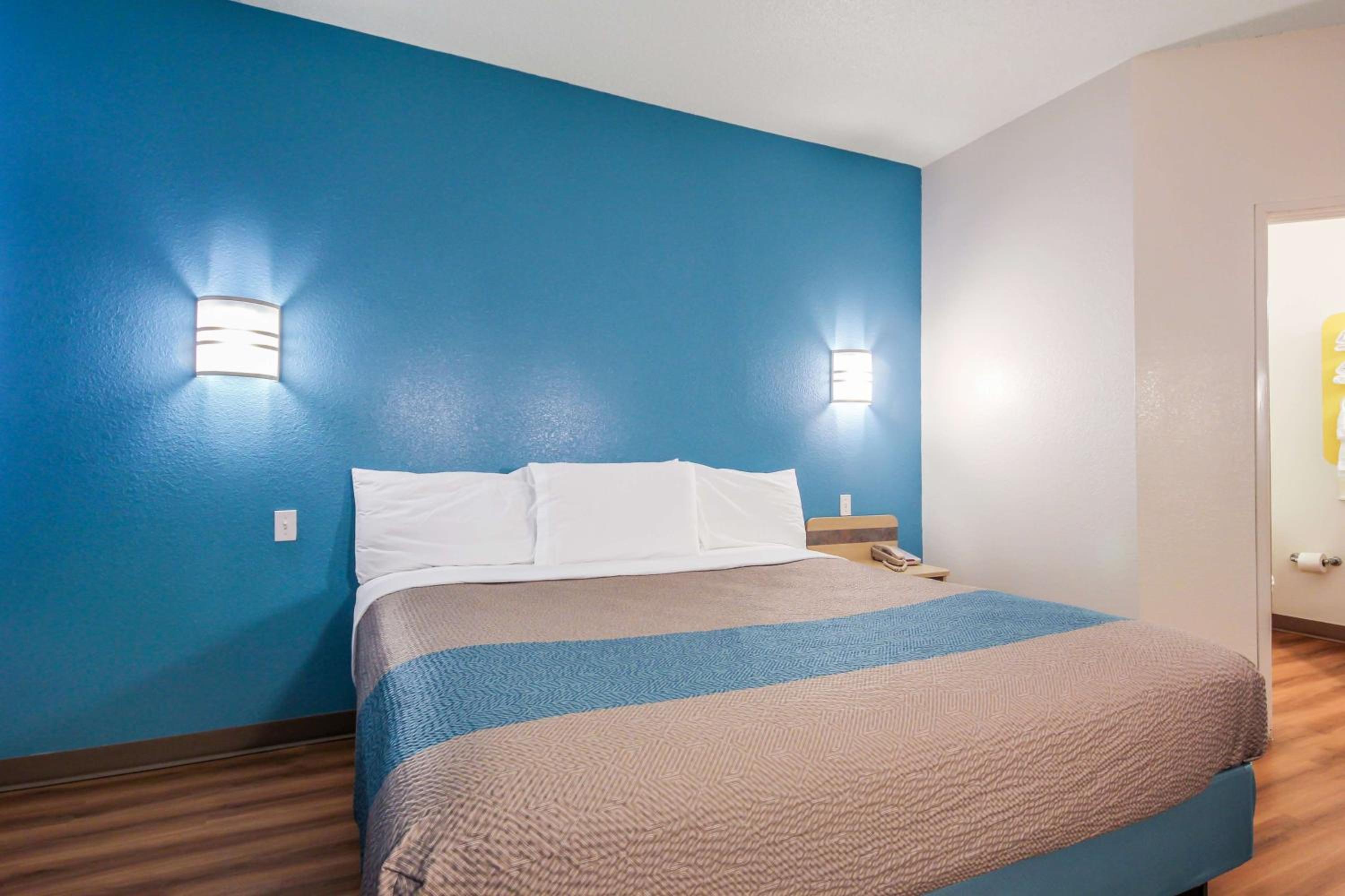 Deluxe King Room - Non-Smoking - Photo 7
