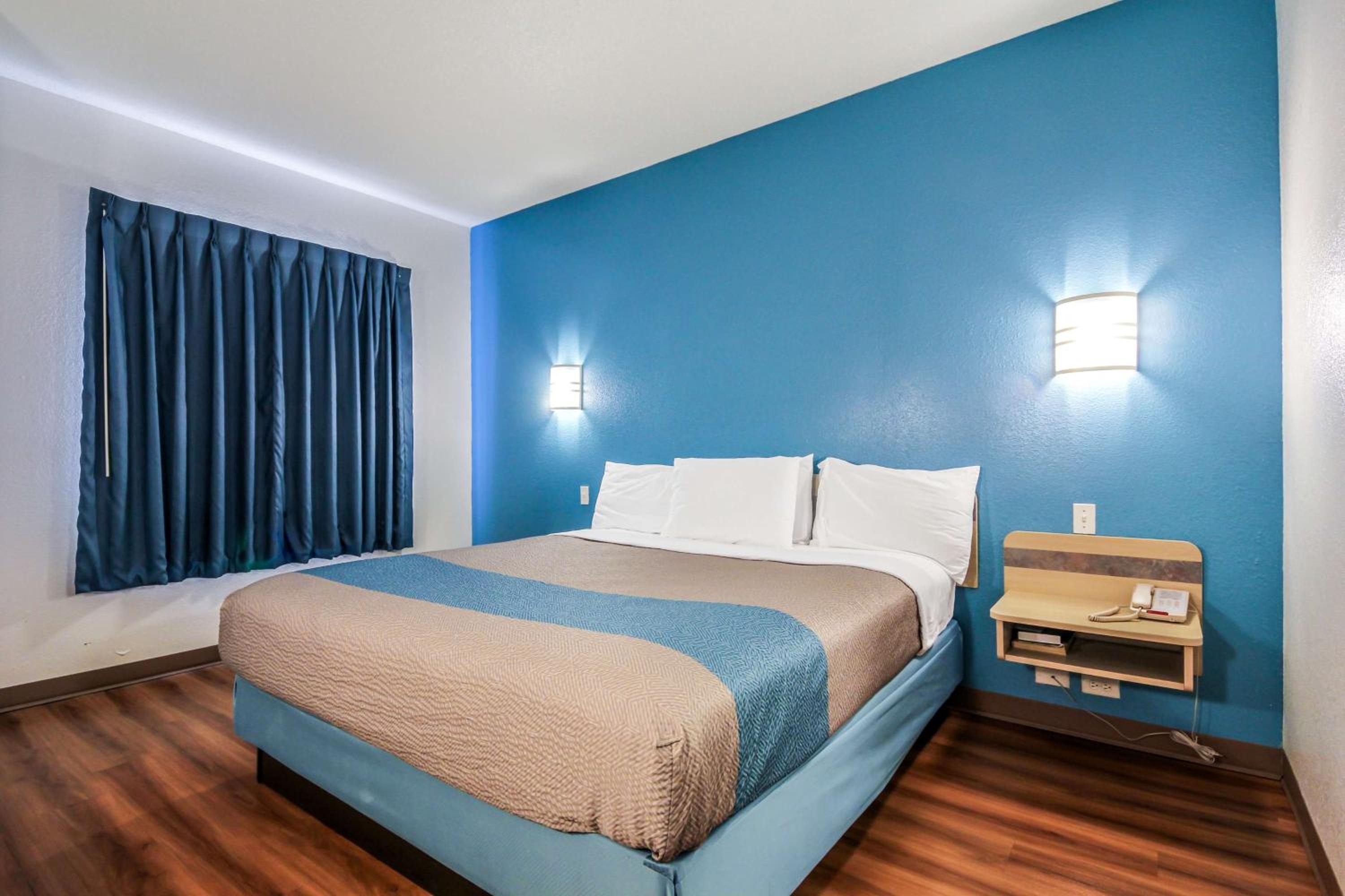 King Room - Disability Access - Non-Smoking - Photo 5