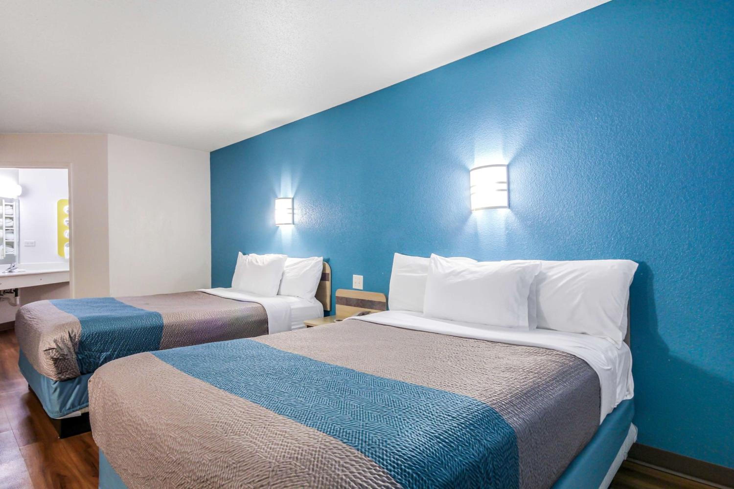 Deluxe Queen Room with Two Queen Beds - Non-Smoking - Photo 1