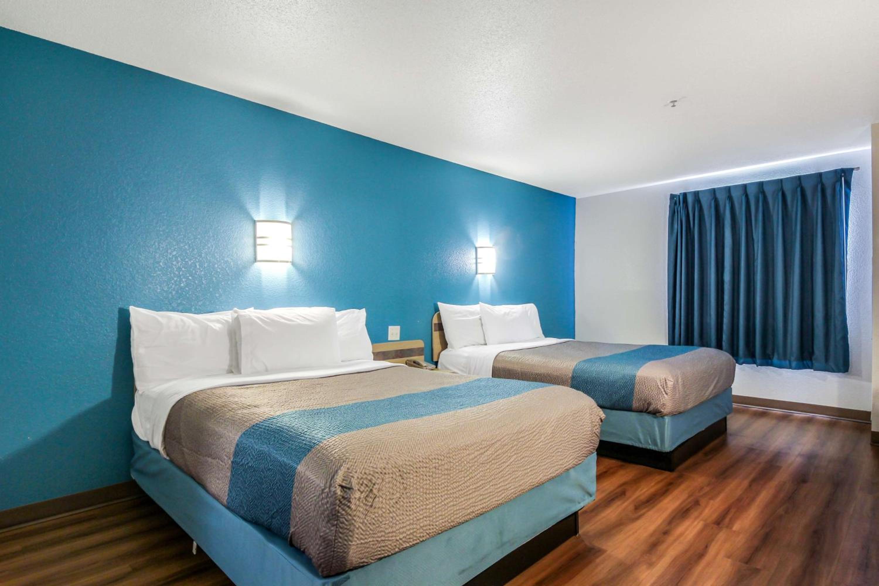 Deluxe Queen Room with Two Queen Beds - Non-Smoking - Photo 2