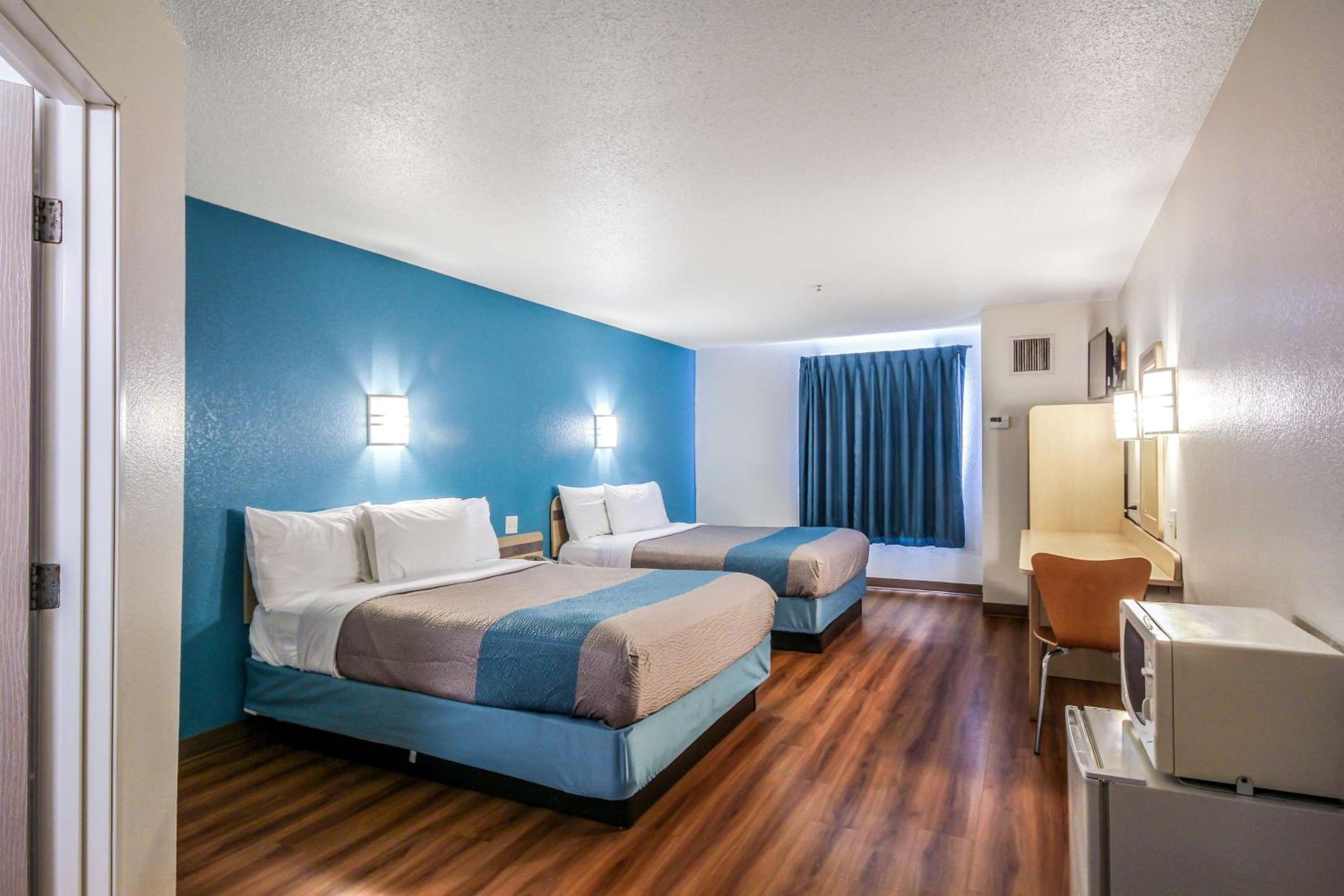 Deluxe Queen Room with Two Queen Beds - Non-Smoking - Photo 3