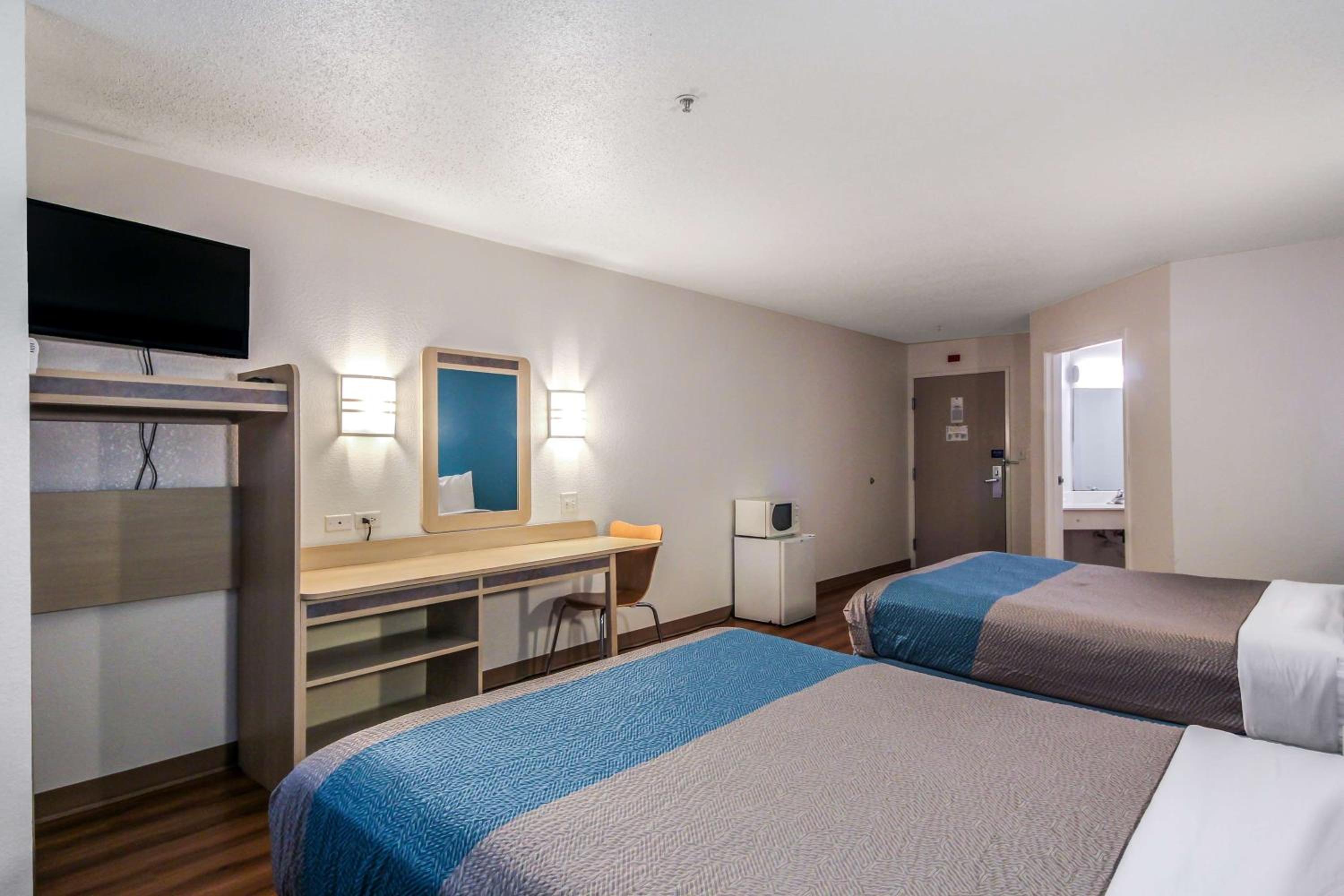 Deluxe Queen Room with Two Queen Beds - Non-Smoking - Photo 4