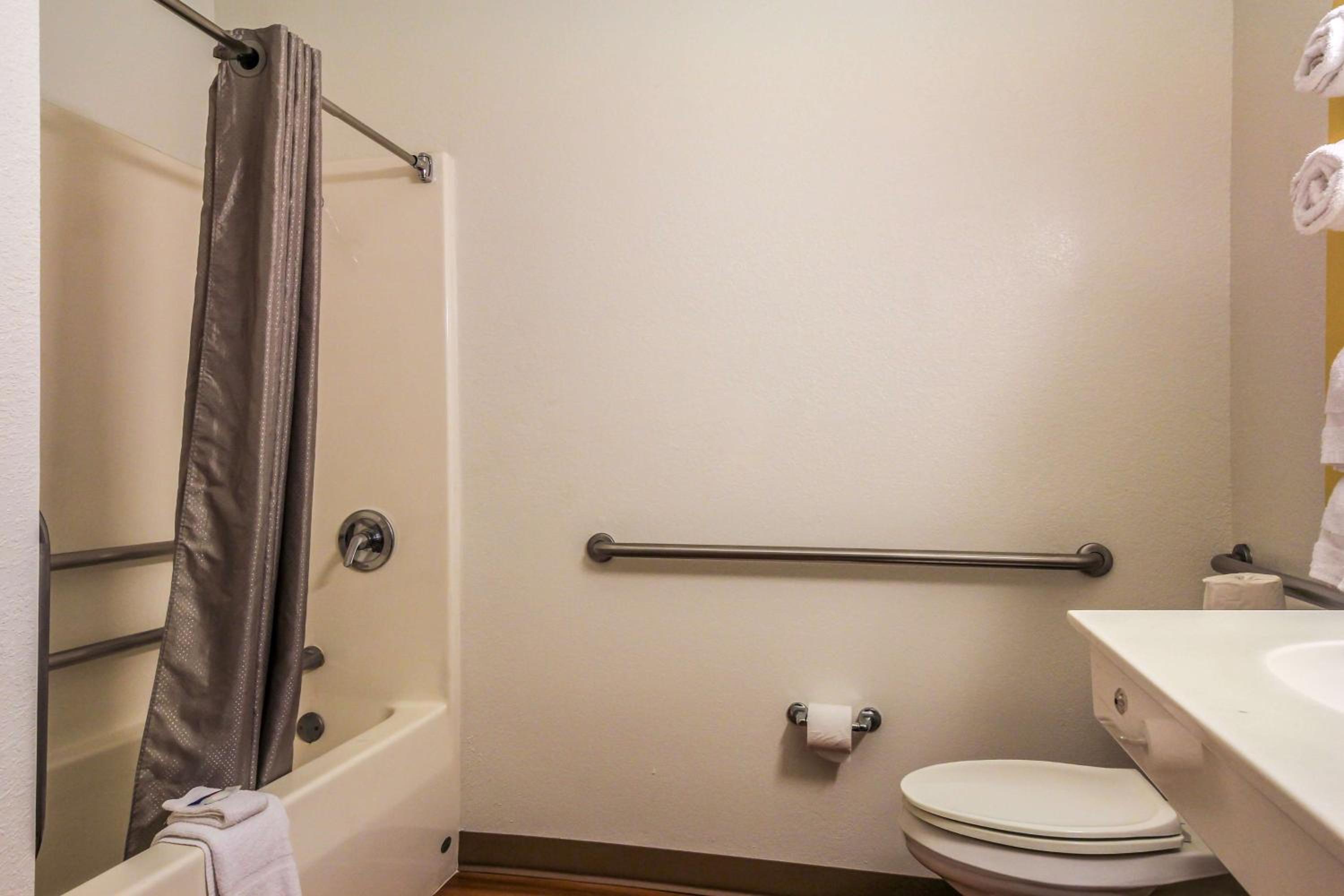 Deluxe Queen Suite - Non-Smoking - Photo 3
