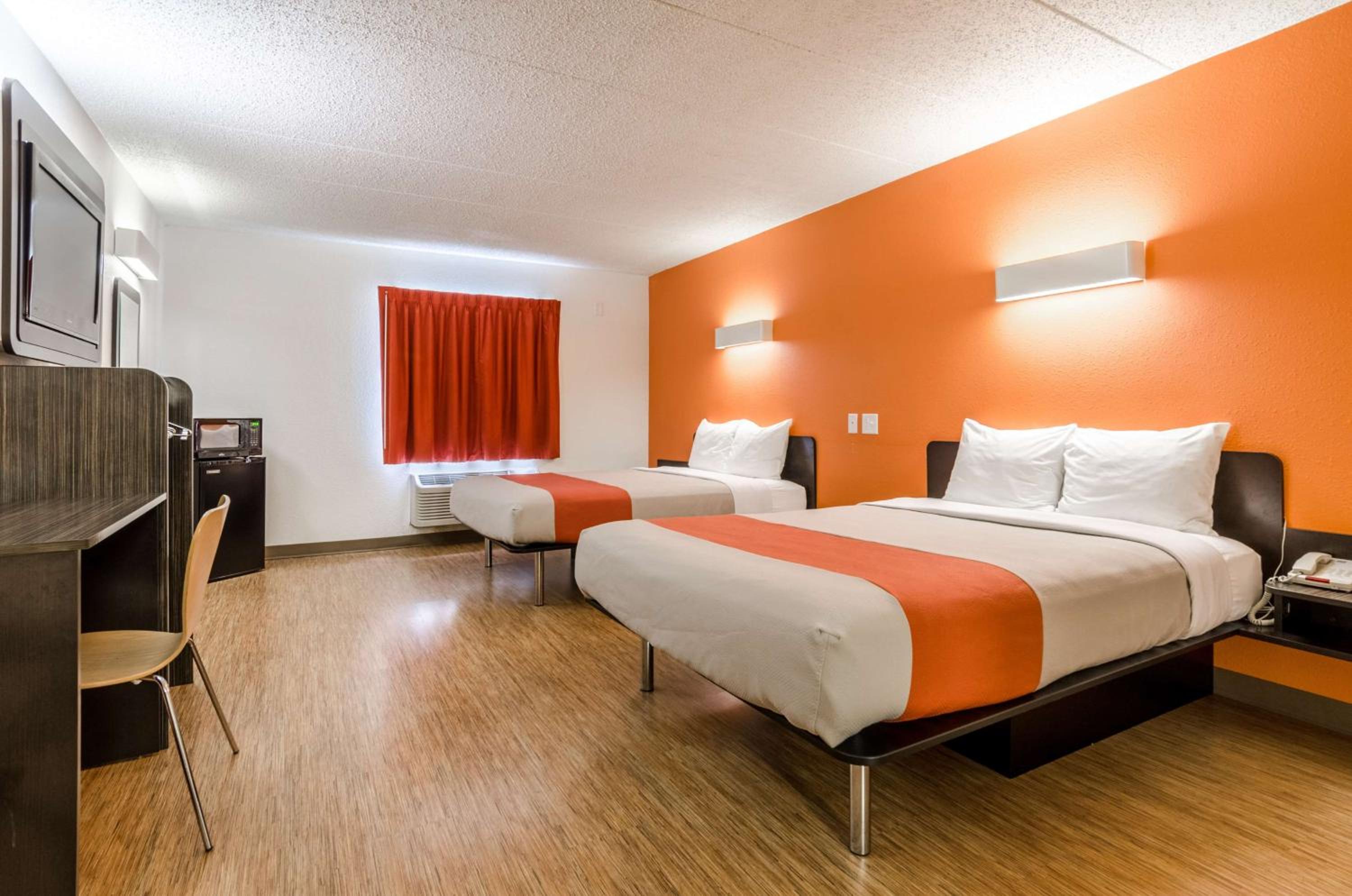 Queen Room with Two Queen Beds - Non-Smoking - Photo 1