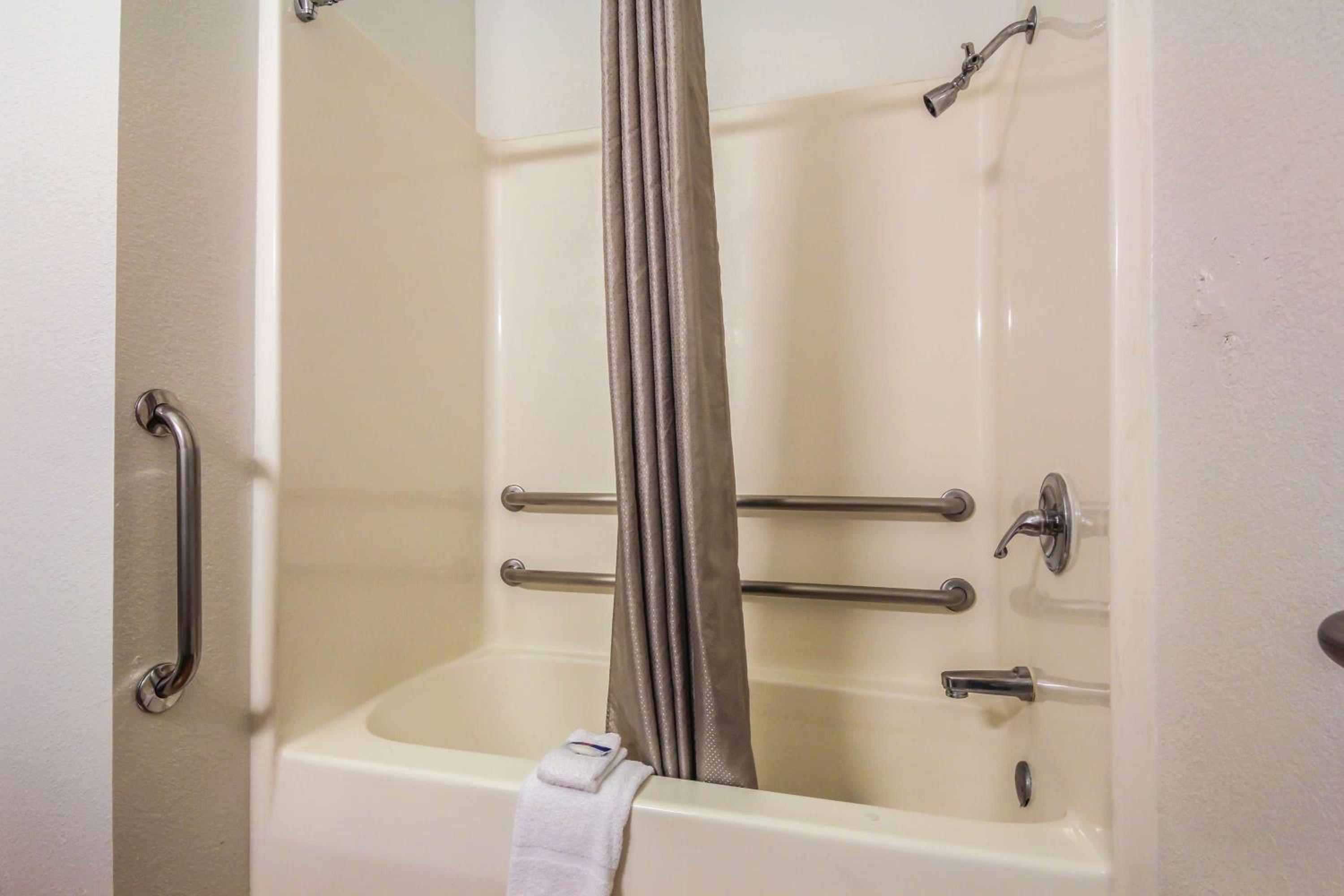 King Room - Disability Access - Non-Smoking - Photo 6