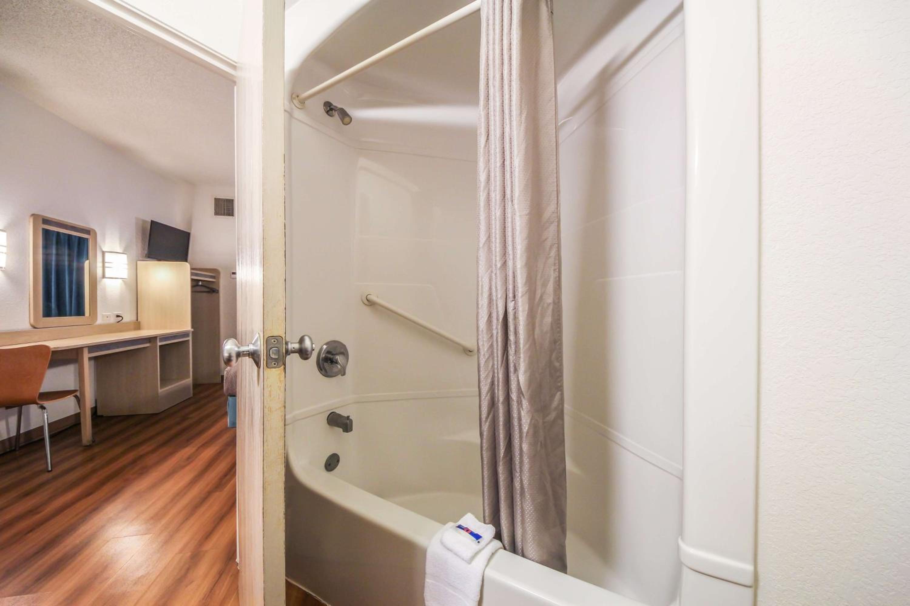 Deluxe King Room - Non-Smoking - Photo 6