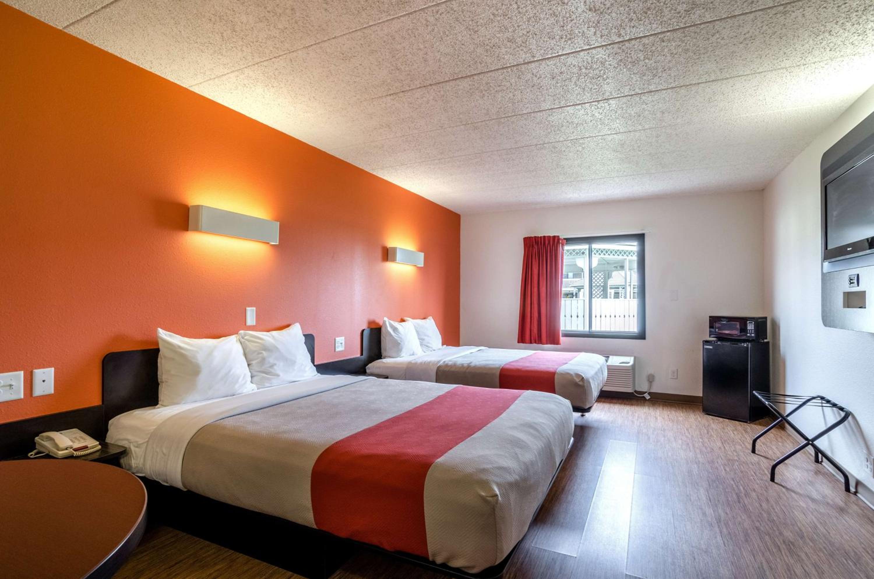 Queen Room with Two Queen Beds - Non-Smoking - Photo 5