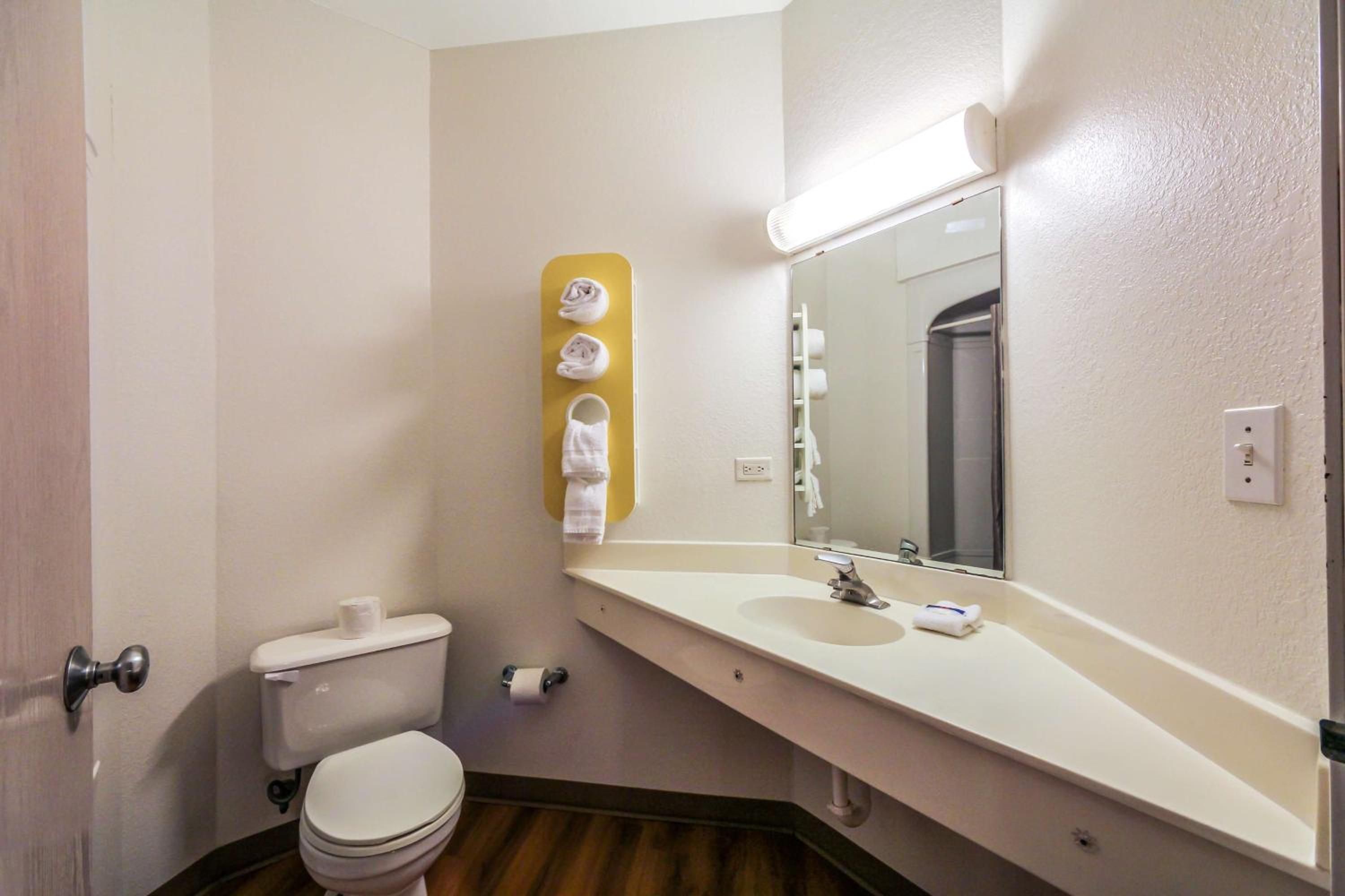 Deluxe King Room - Non-Smoking - Photo 5