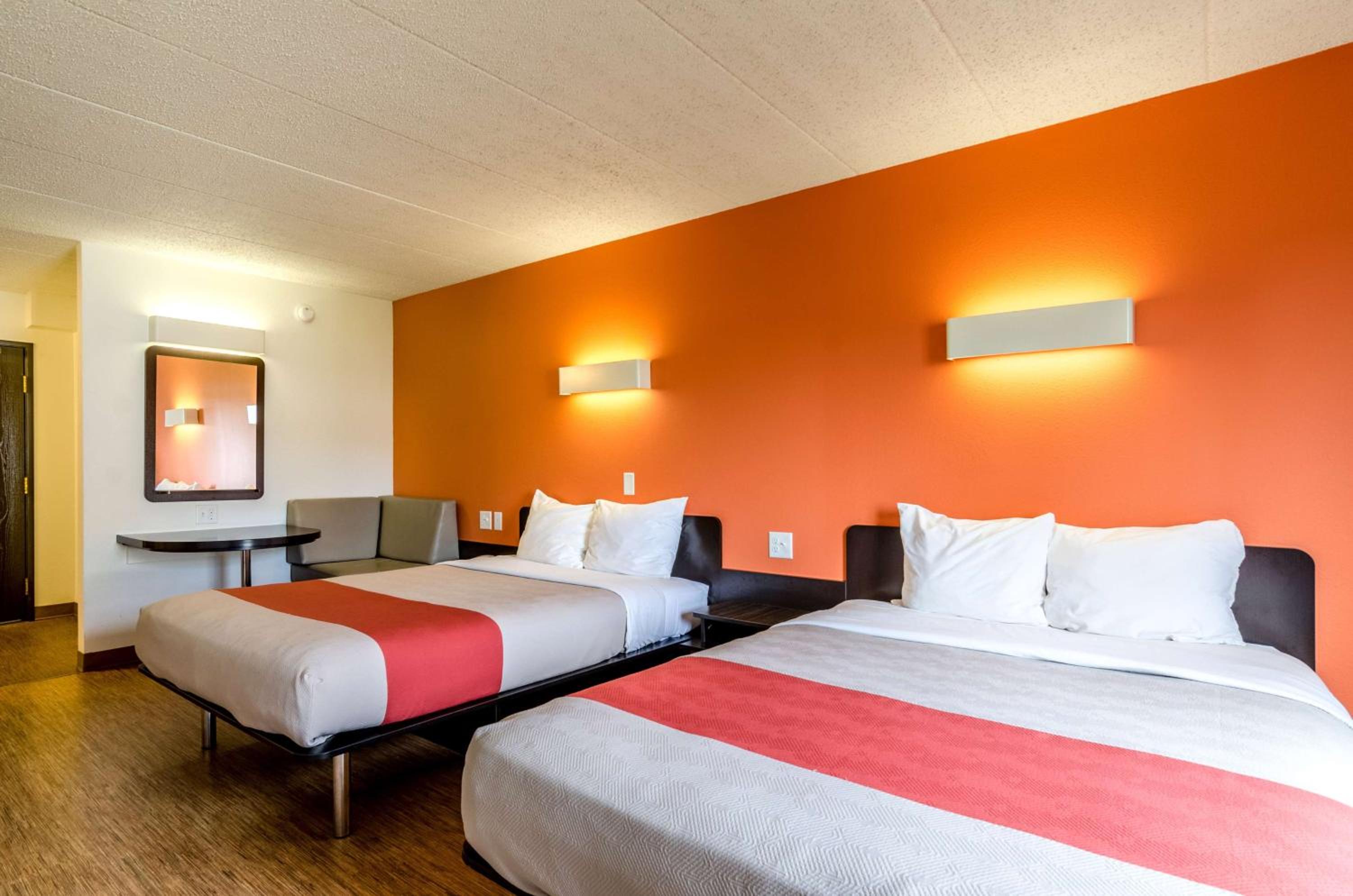 Queen Room with Two Queen Beds - Non-Smoking - Photo 7