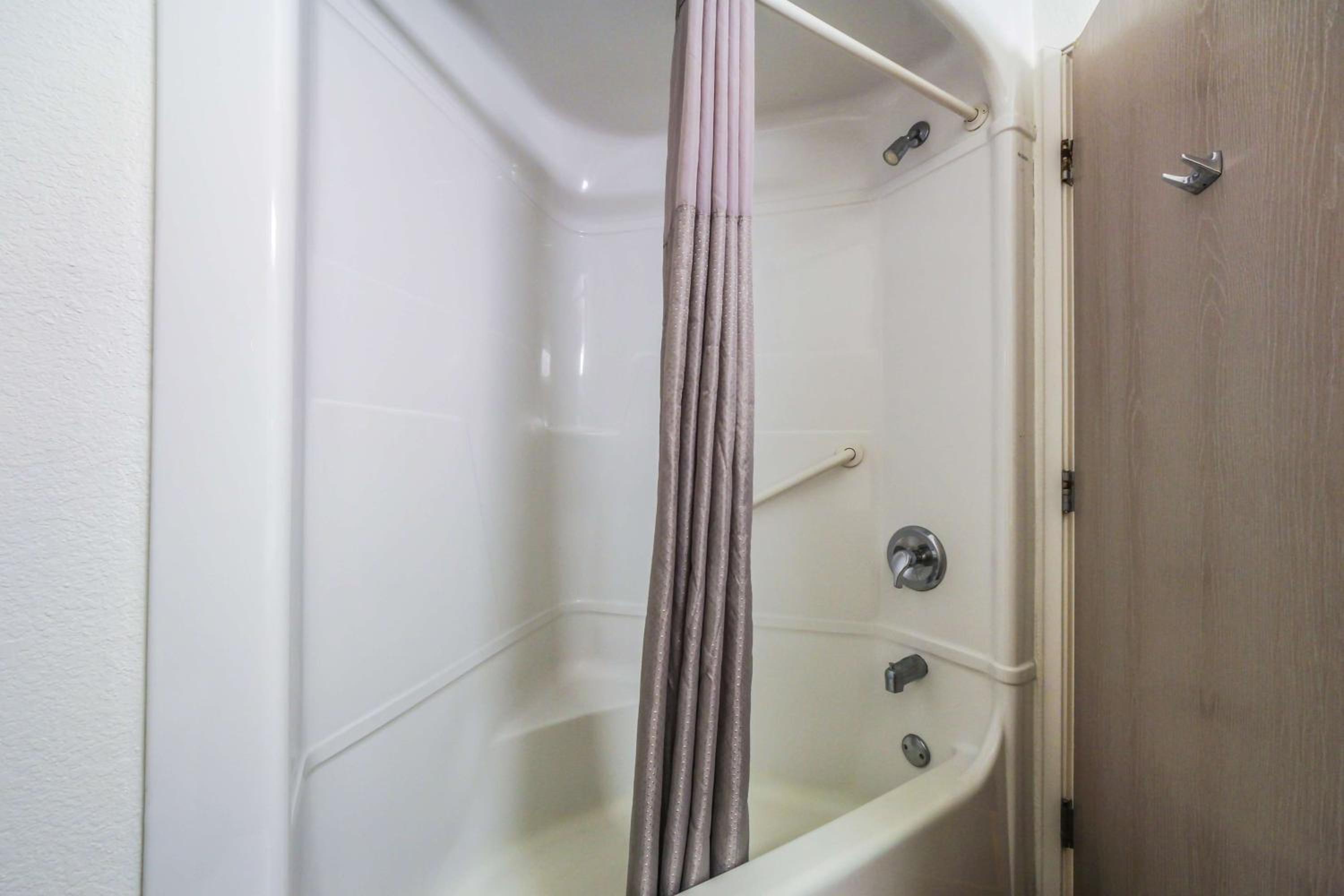 Deluxe Queen Room with Two Queen Beds - Non-Smoking - Photo 9