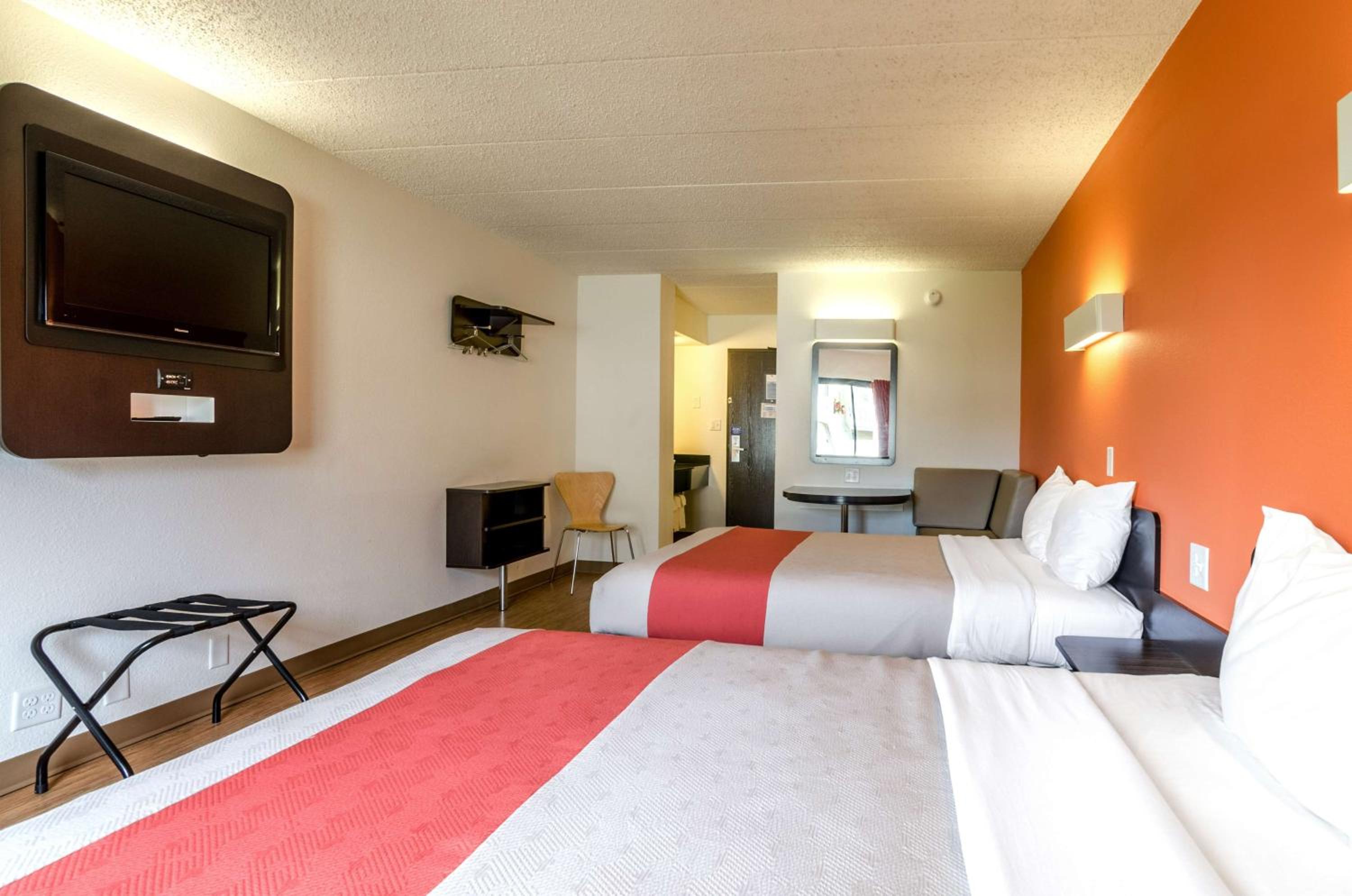Queen Room with Two Queen Beds - Non-Smoking - Photo 8