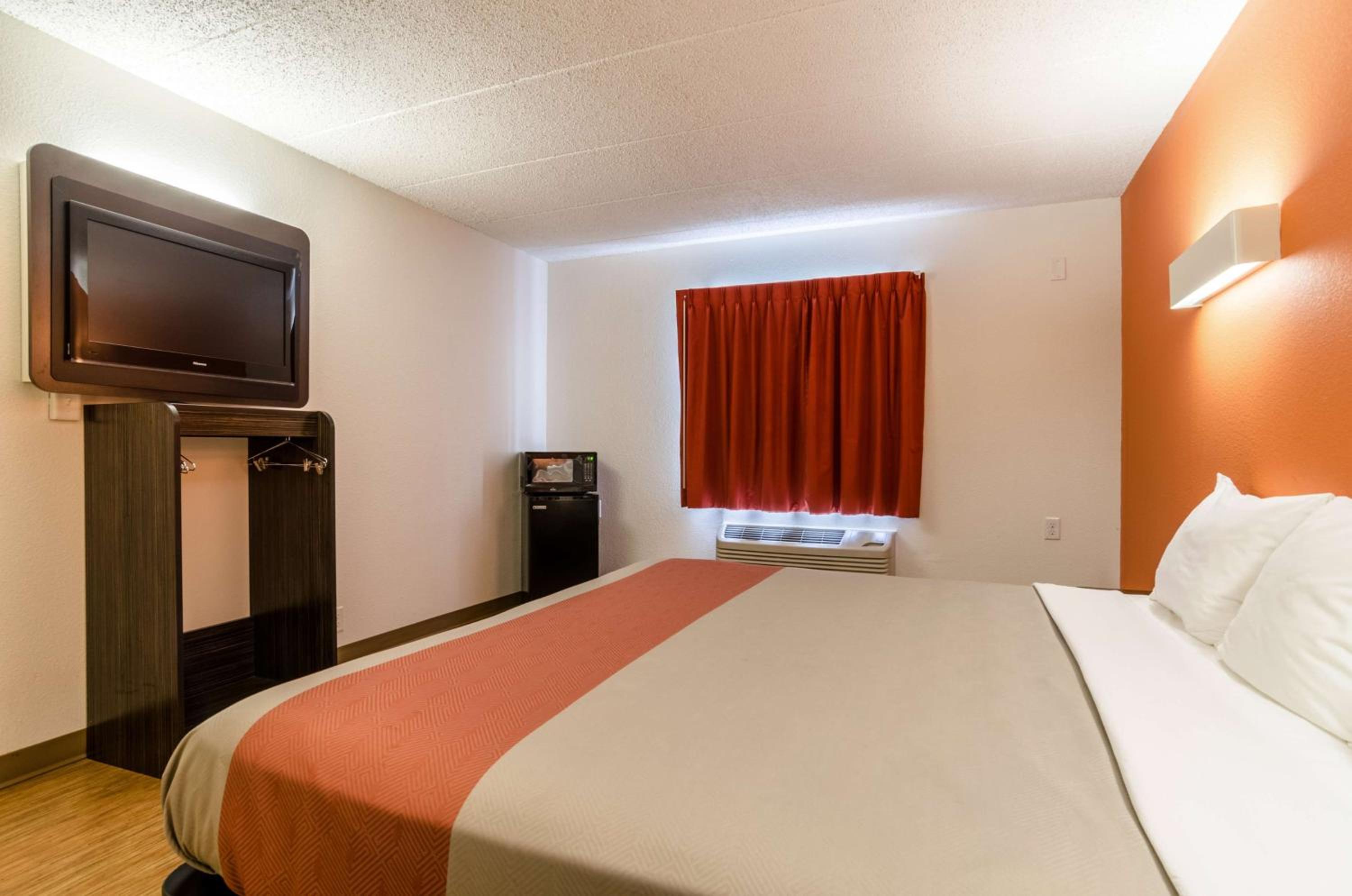 King Room - Non-Smoking - Photo 4