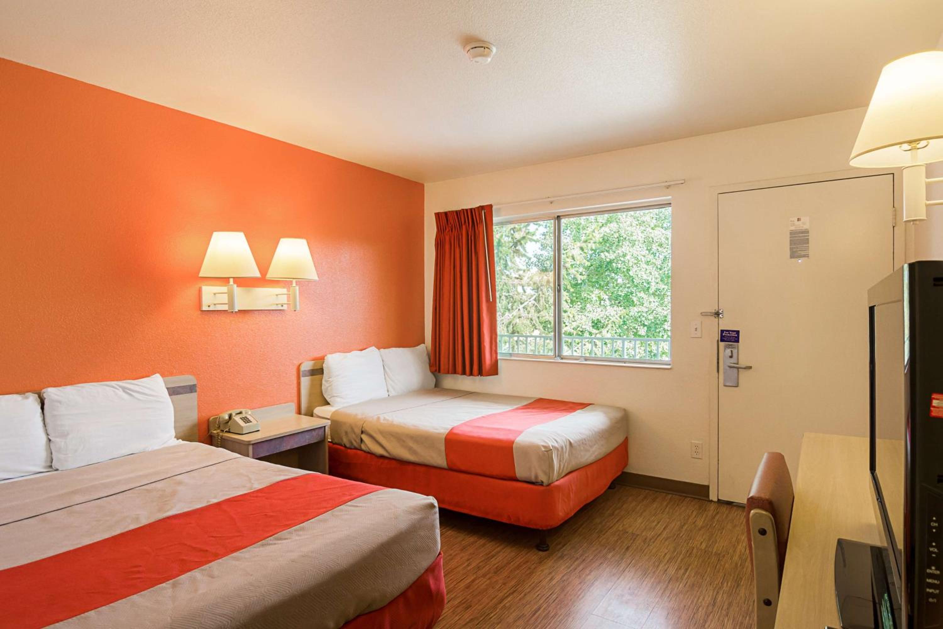 Quadruple Room - Non-Smoking photo 3