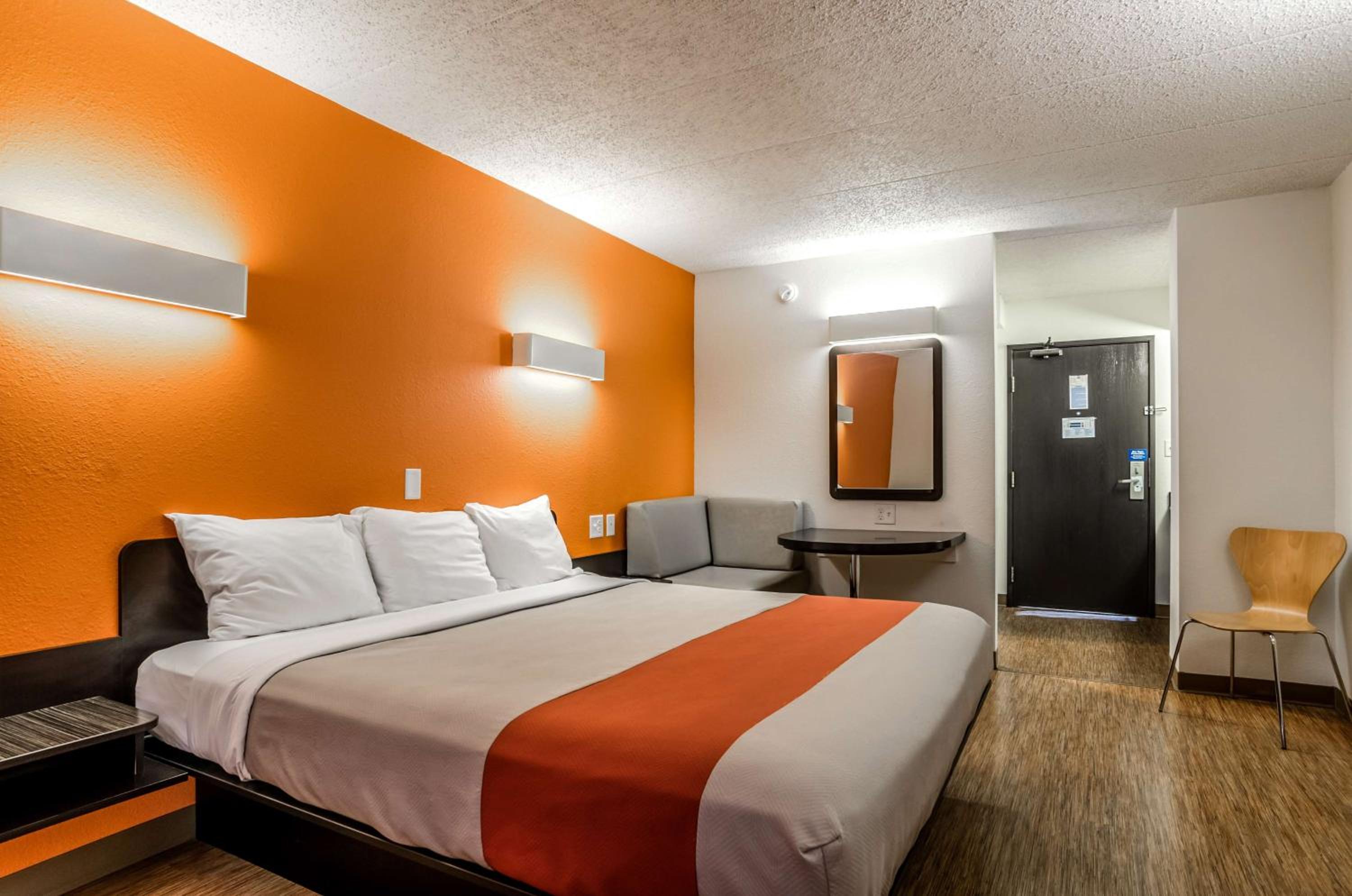 King Room - Non-Smoking - Photo 6