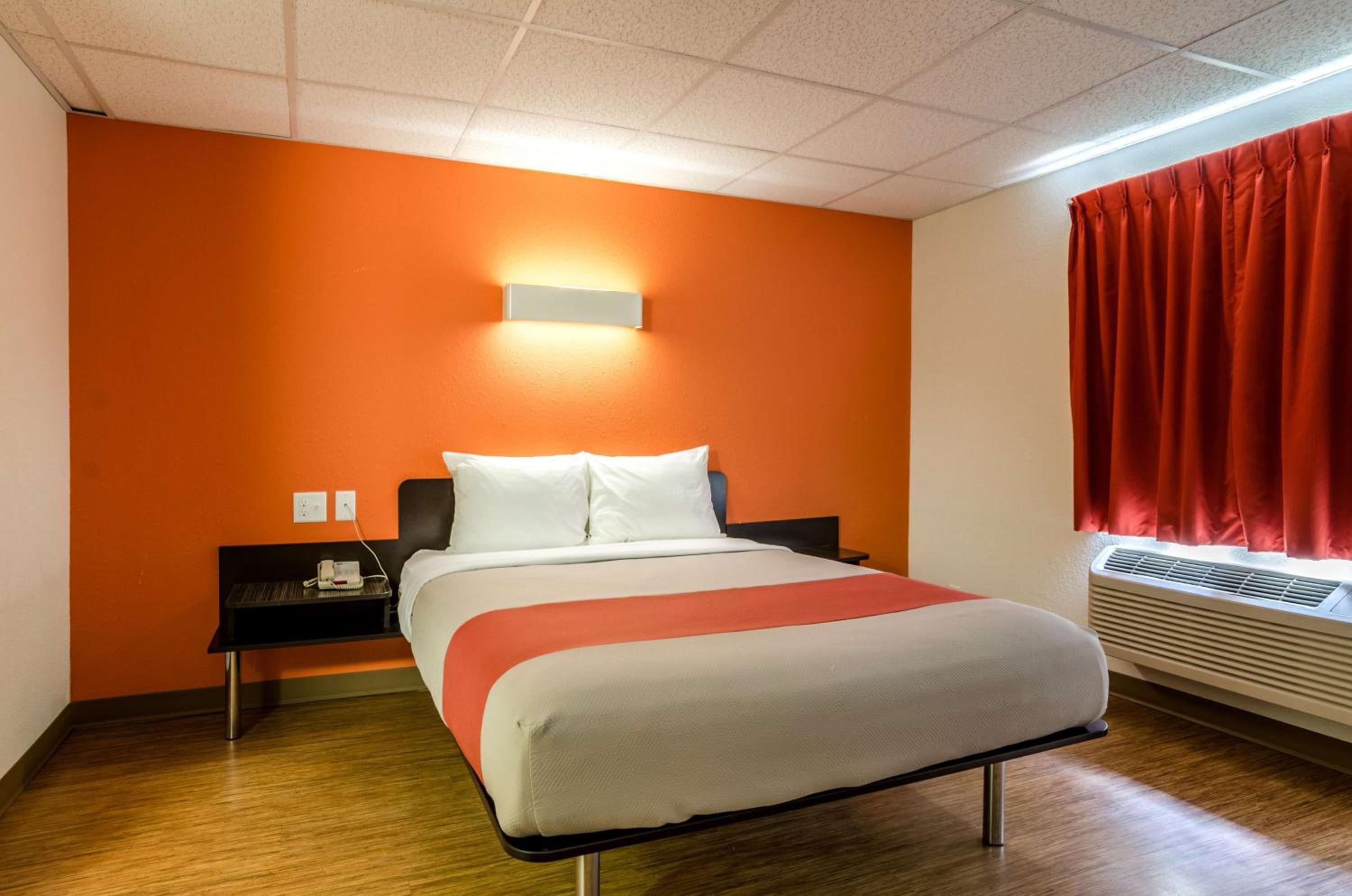 King Room - Non-Smoking - Photo 9