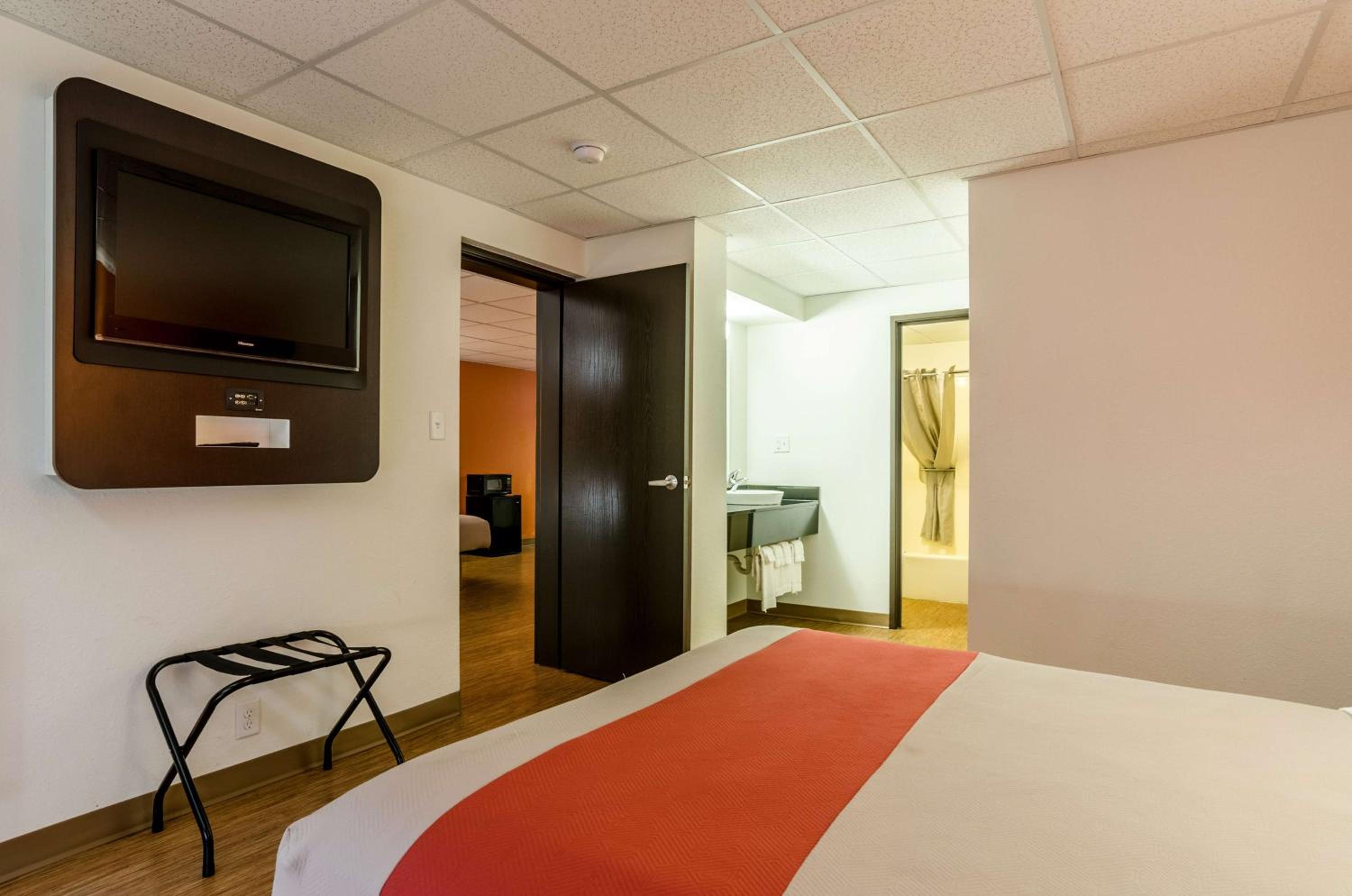 Queen Room with Two Queen Beds - Non-Smoking - Photo 10