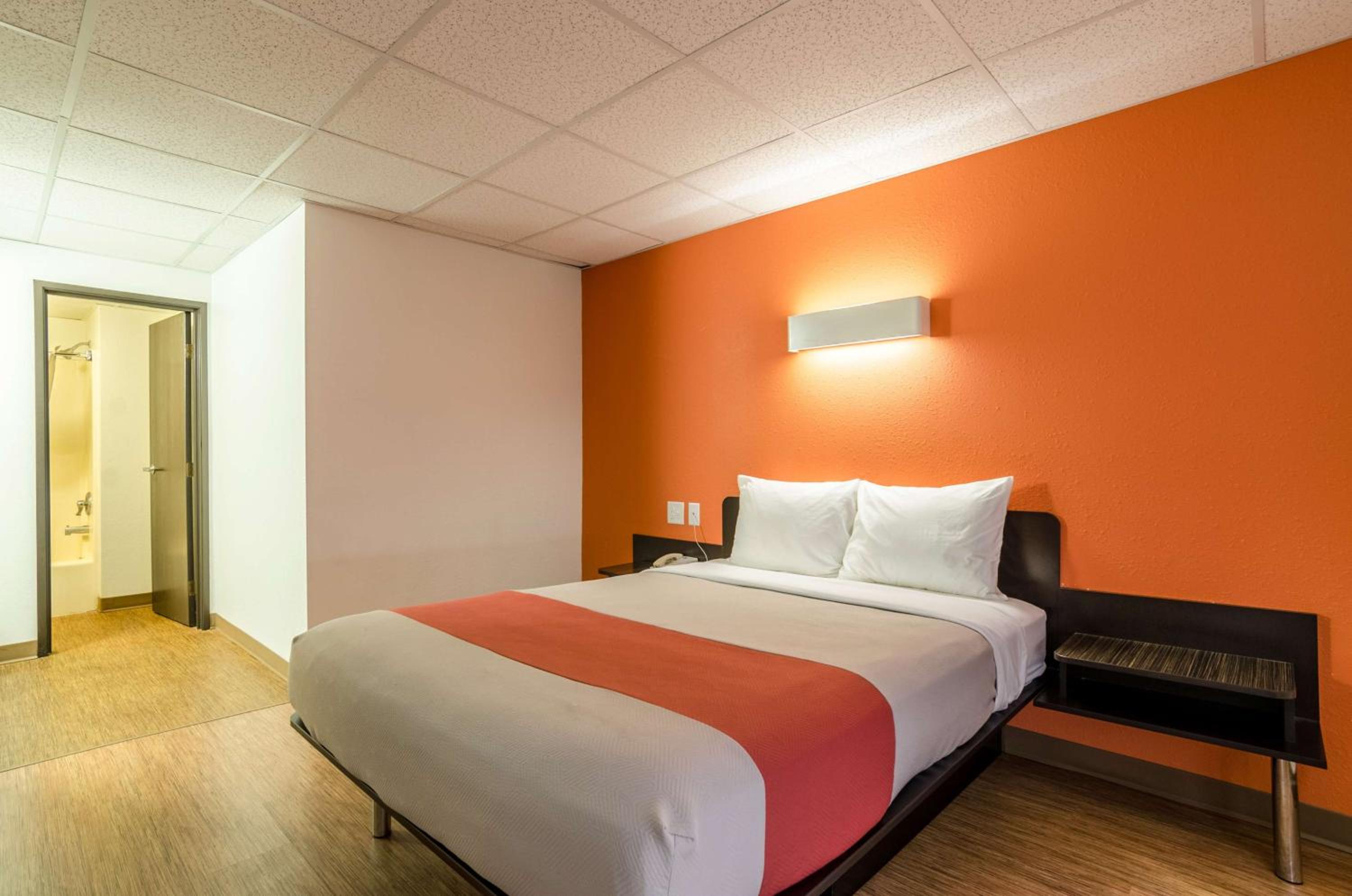 King Room - Non-Smoking - Photo 10