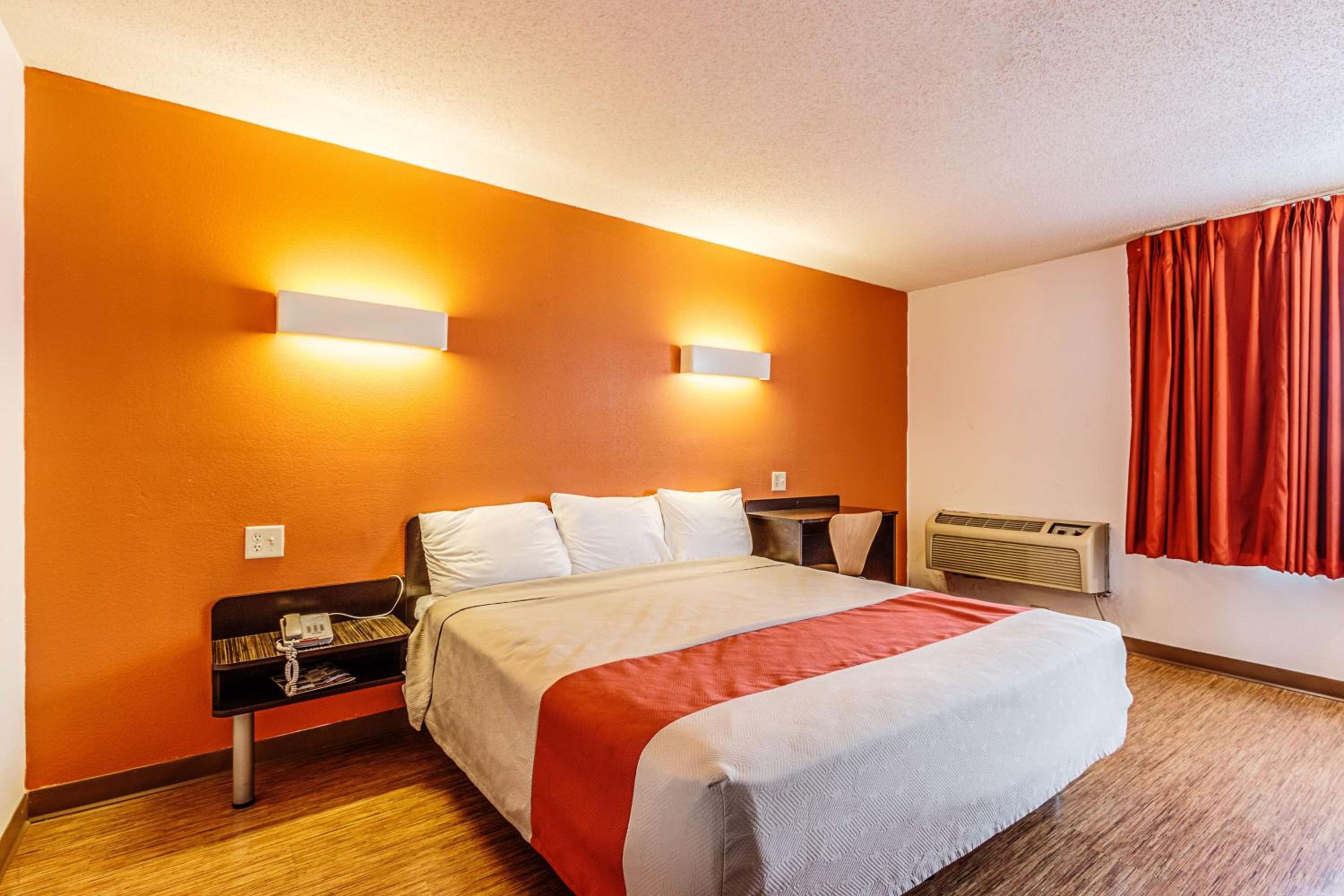 King Room - Non-Smoking photo 3