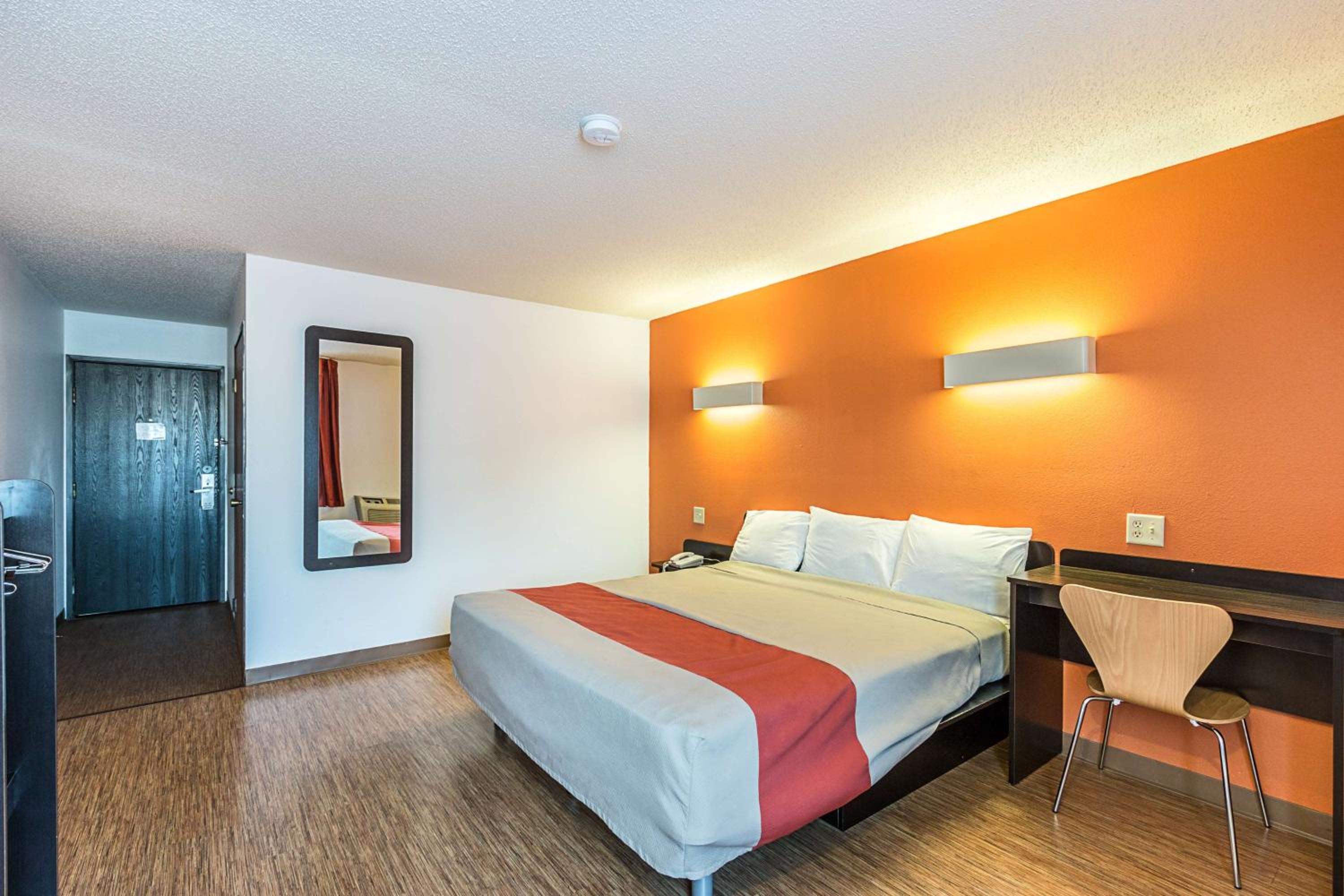 King Room - Non-Smoking photo 2