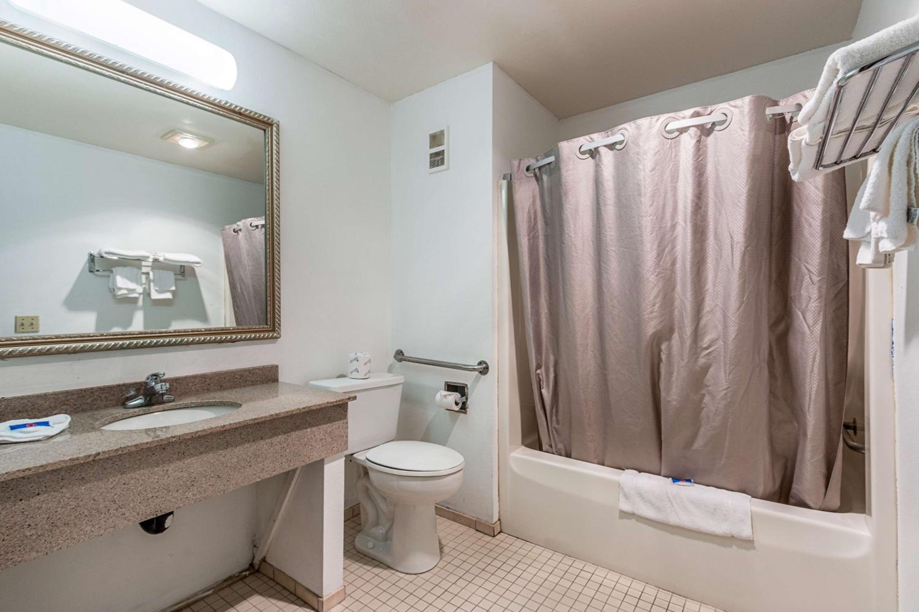 Queen Room with Two Queen Beds - Non-Smoking photo 2
