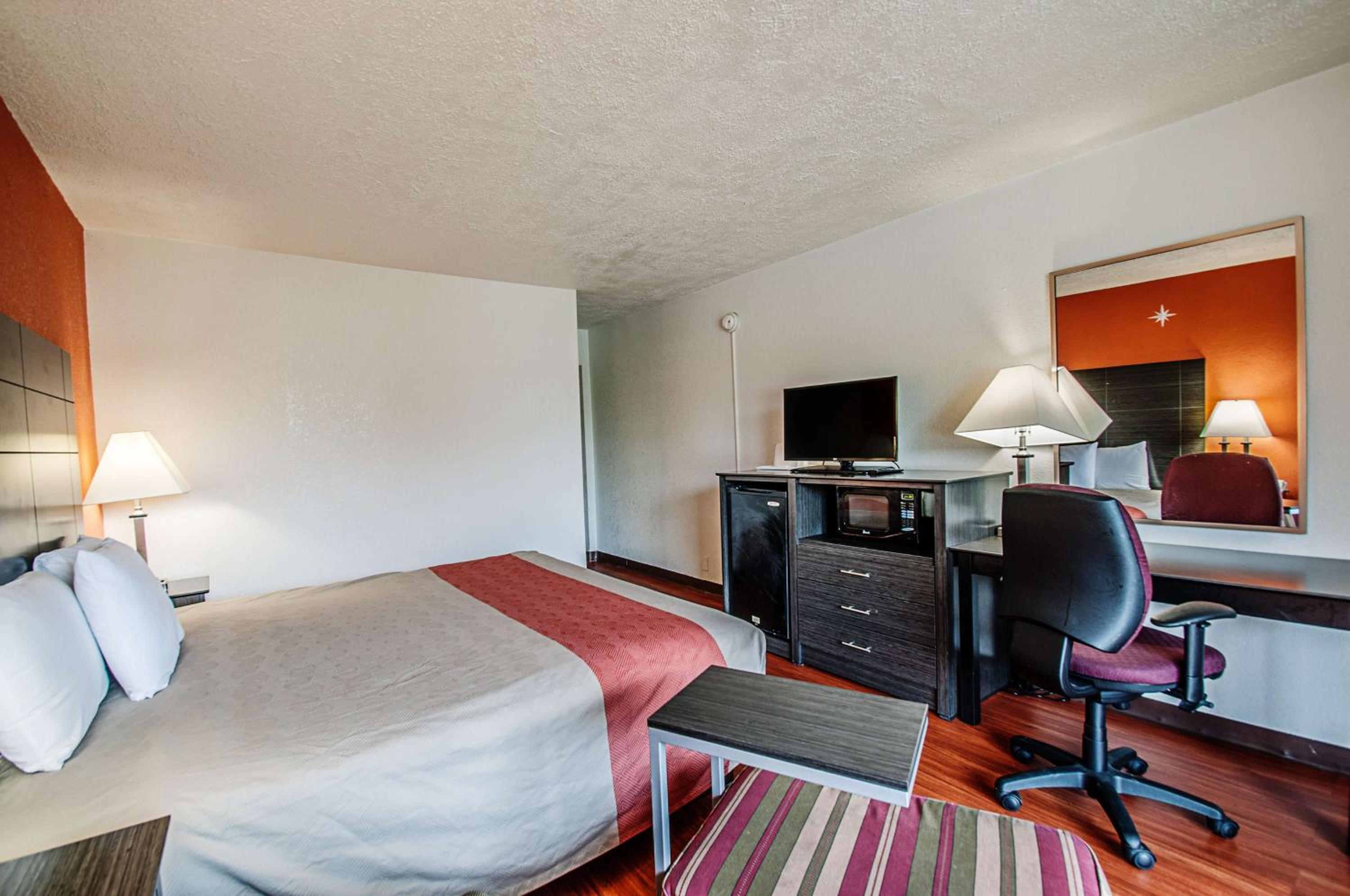 Deluxe King Room - Non-Smoking photo 2