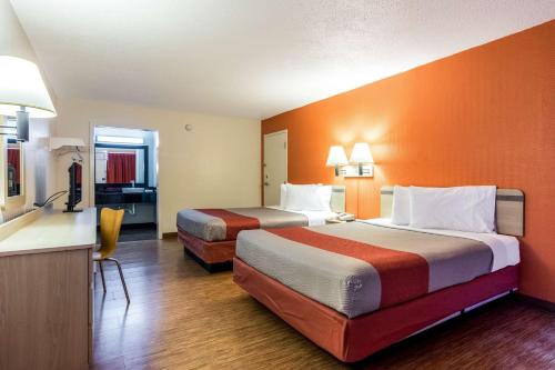Queen Room with Two Queen Beds - Non-Smoking photo 2