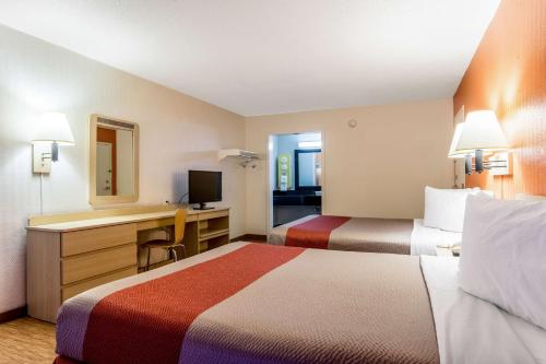 Queen Room with Two Queen Beds - Non-Smoking photo 1