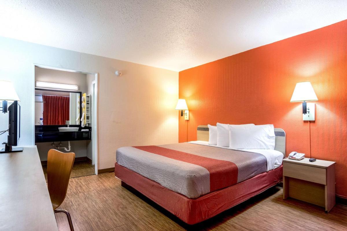 King Room - Non-Smoking photo 3