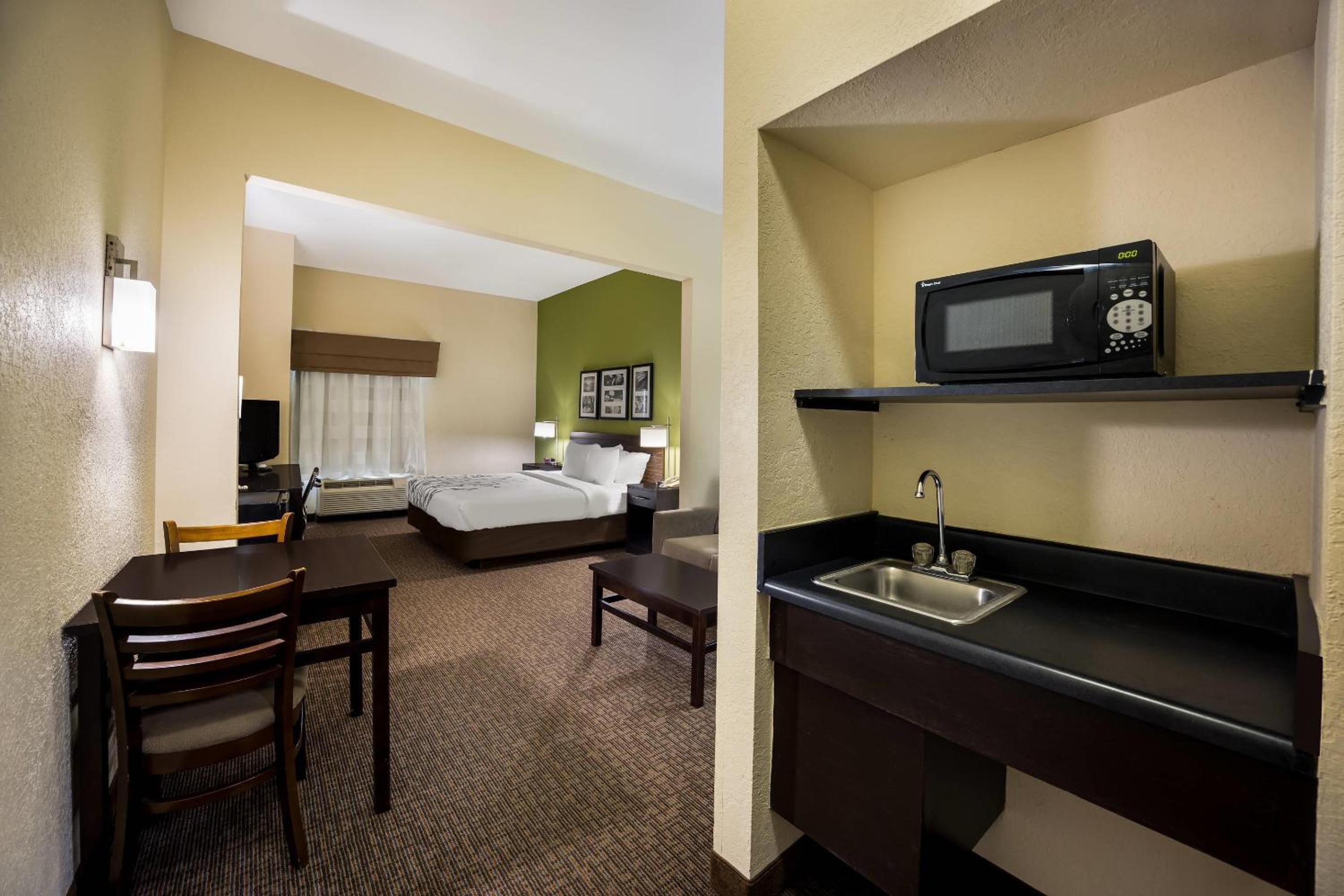 King Suite with Sofa Bed - Non Smoking - Photo 2