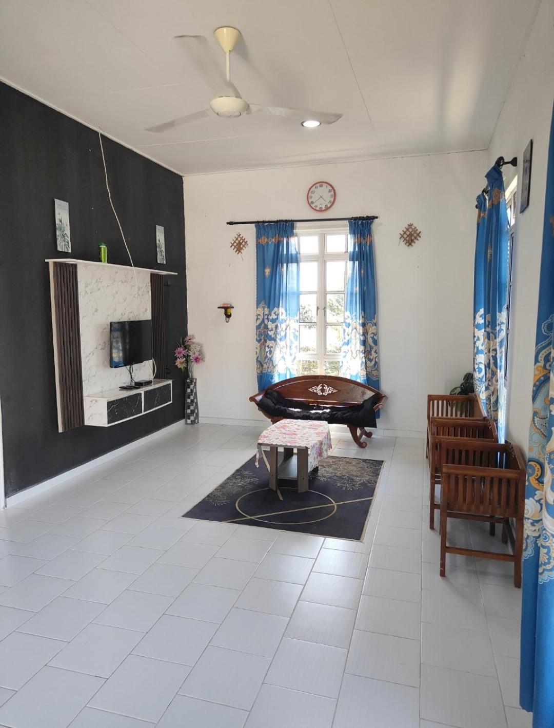 Three Bedroom House with Shared Pool photo 3