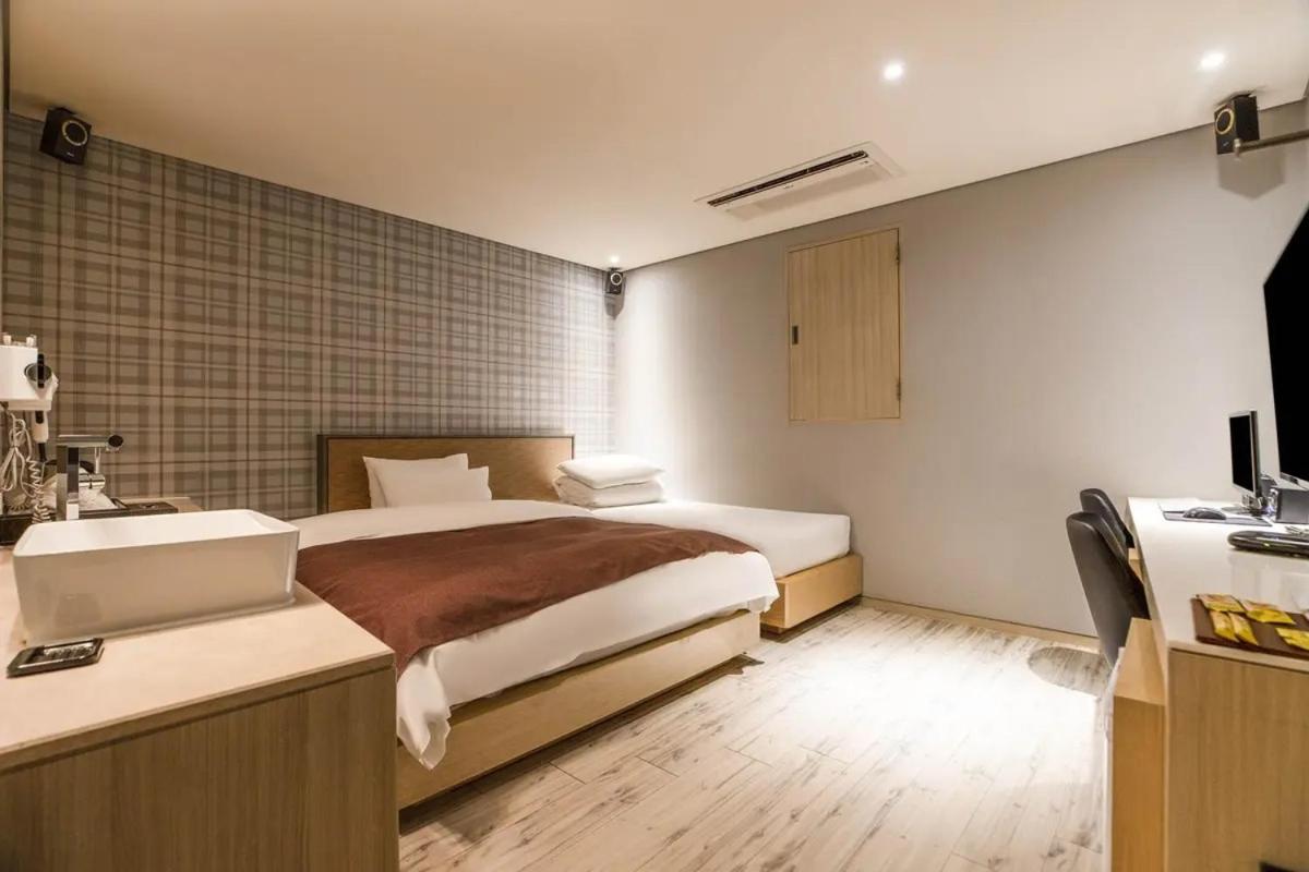 Standard Twin Room - Photo 4