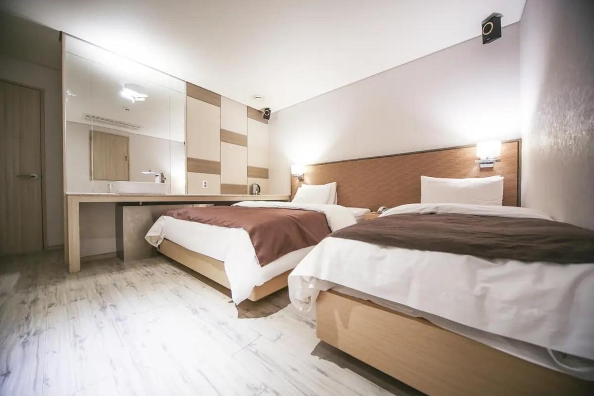 Standard Twin Room - Photo 3